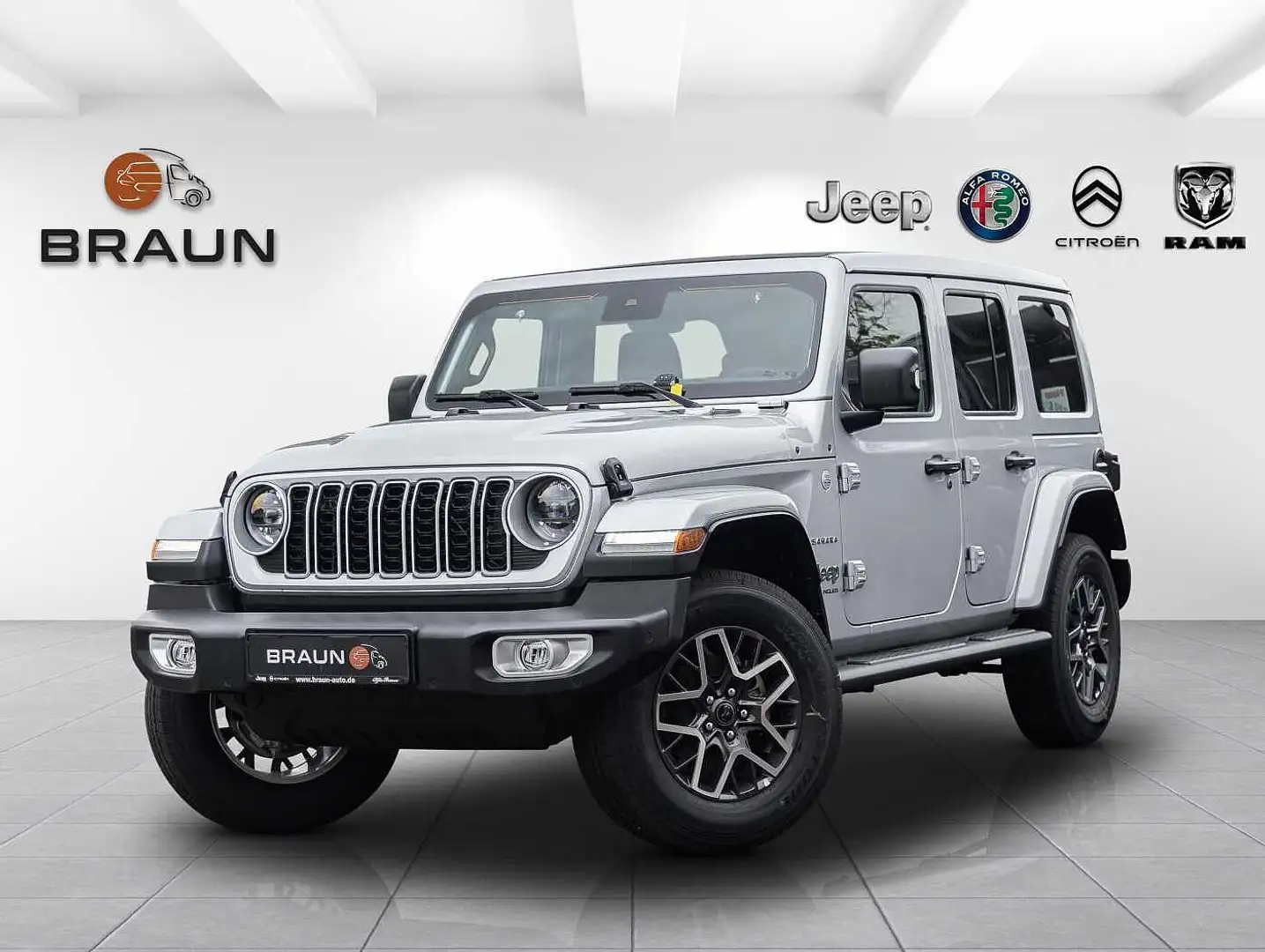 Jeep Wrangler MY24 Sahara 2.0l T-GDI Ultd. Sky-One Stříbrná - 1