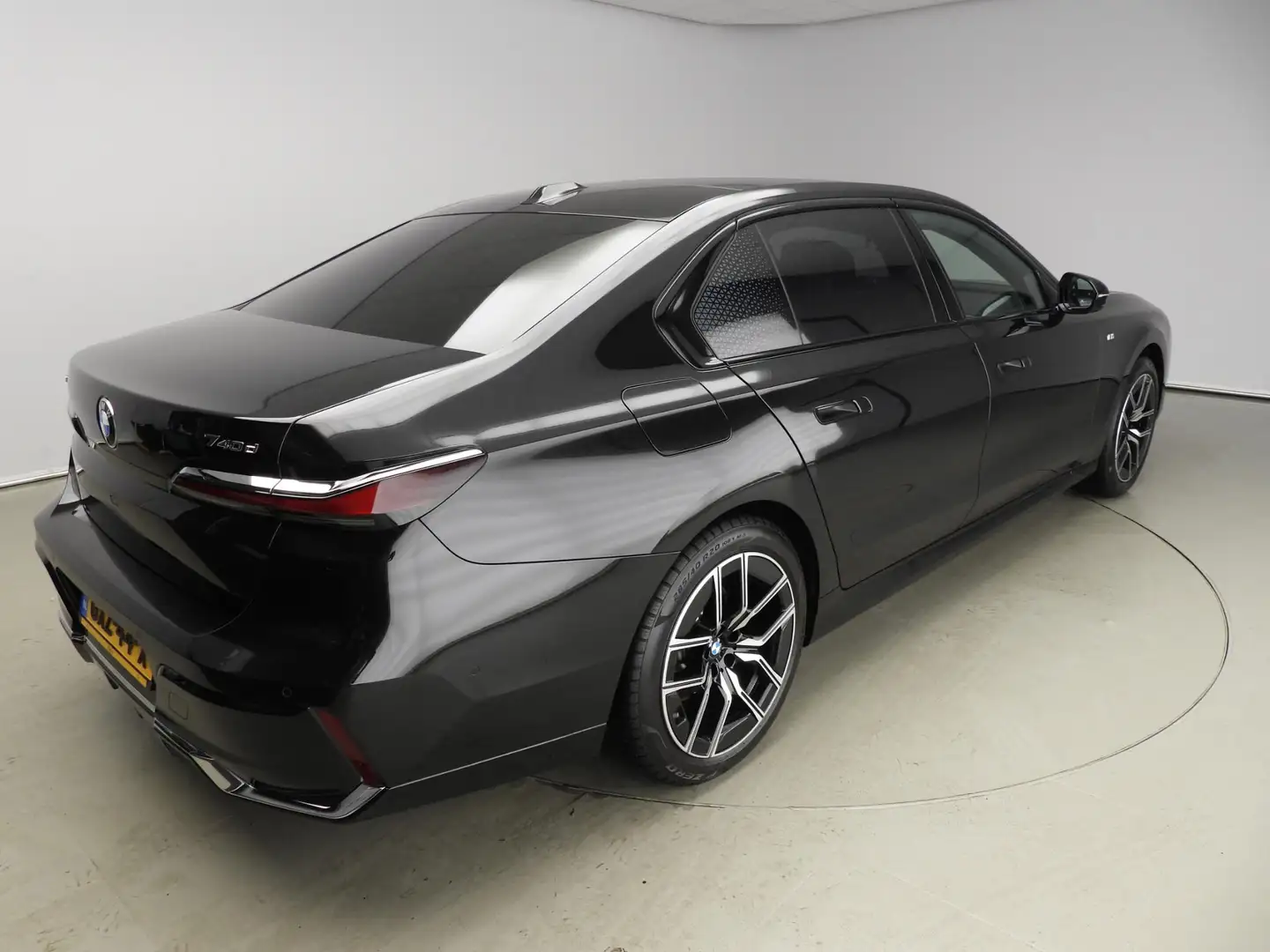 BMW 740 7 Serie Sedan 740d xDrive | M-Sportpakket | LED | Zwart - 2