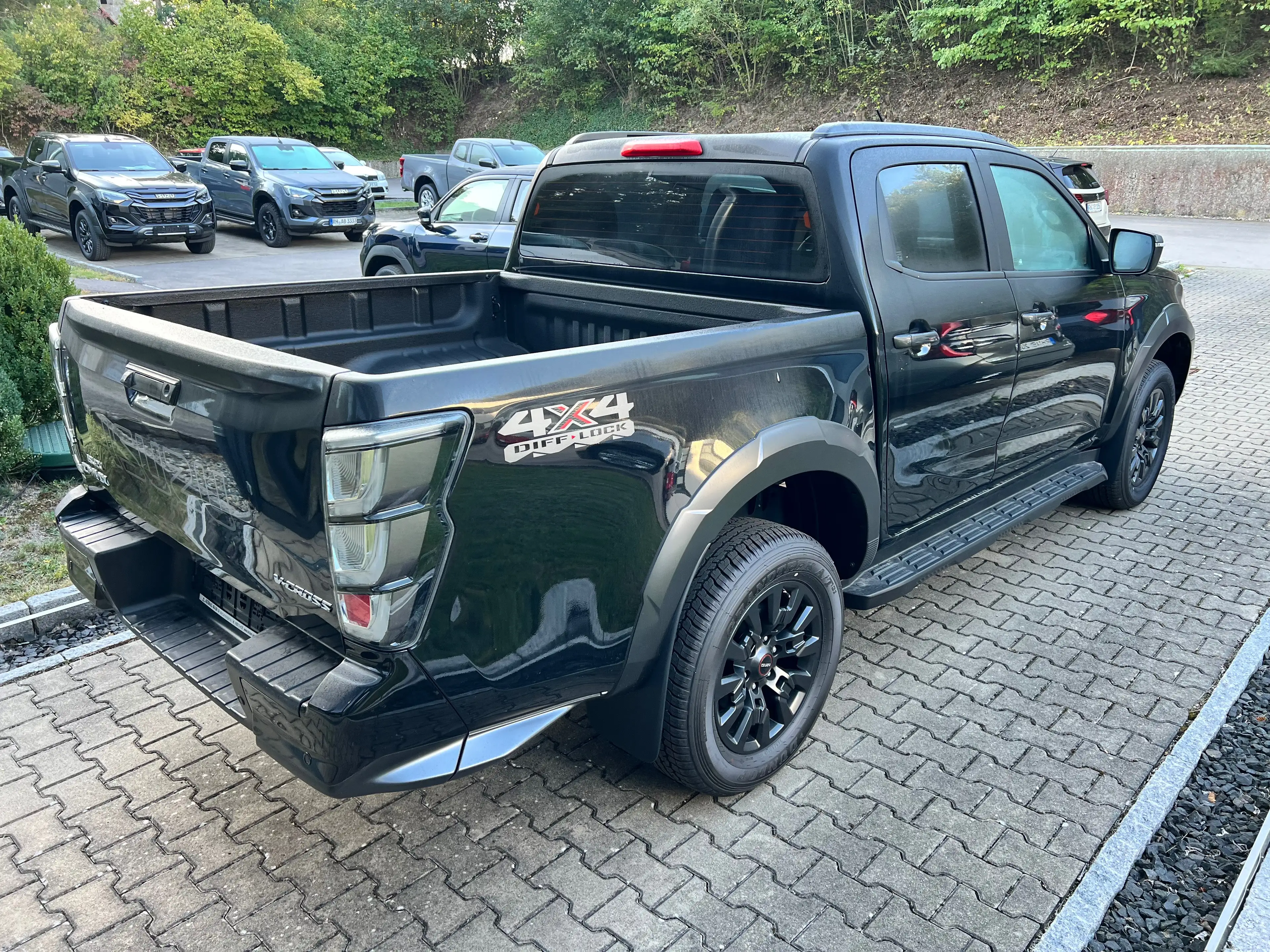 Isuzu D-Max D-Max 2,2 Double Cab 4WD Autm. V-Cross — photo 3