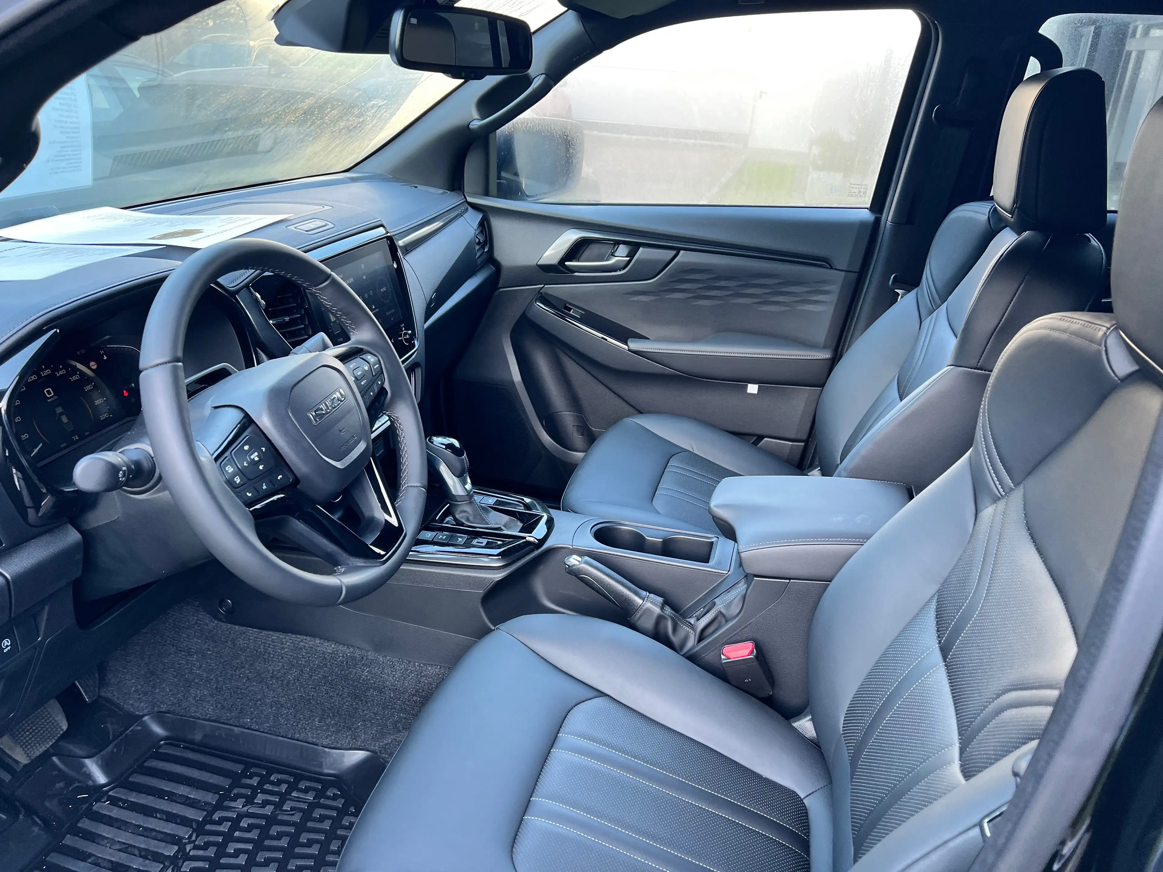 Isuzu D-Max D-Max 2,2 Double Cab 4WD Autm. V-Cross — photo 5