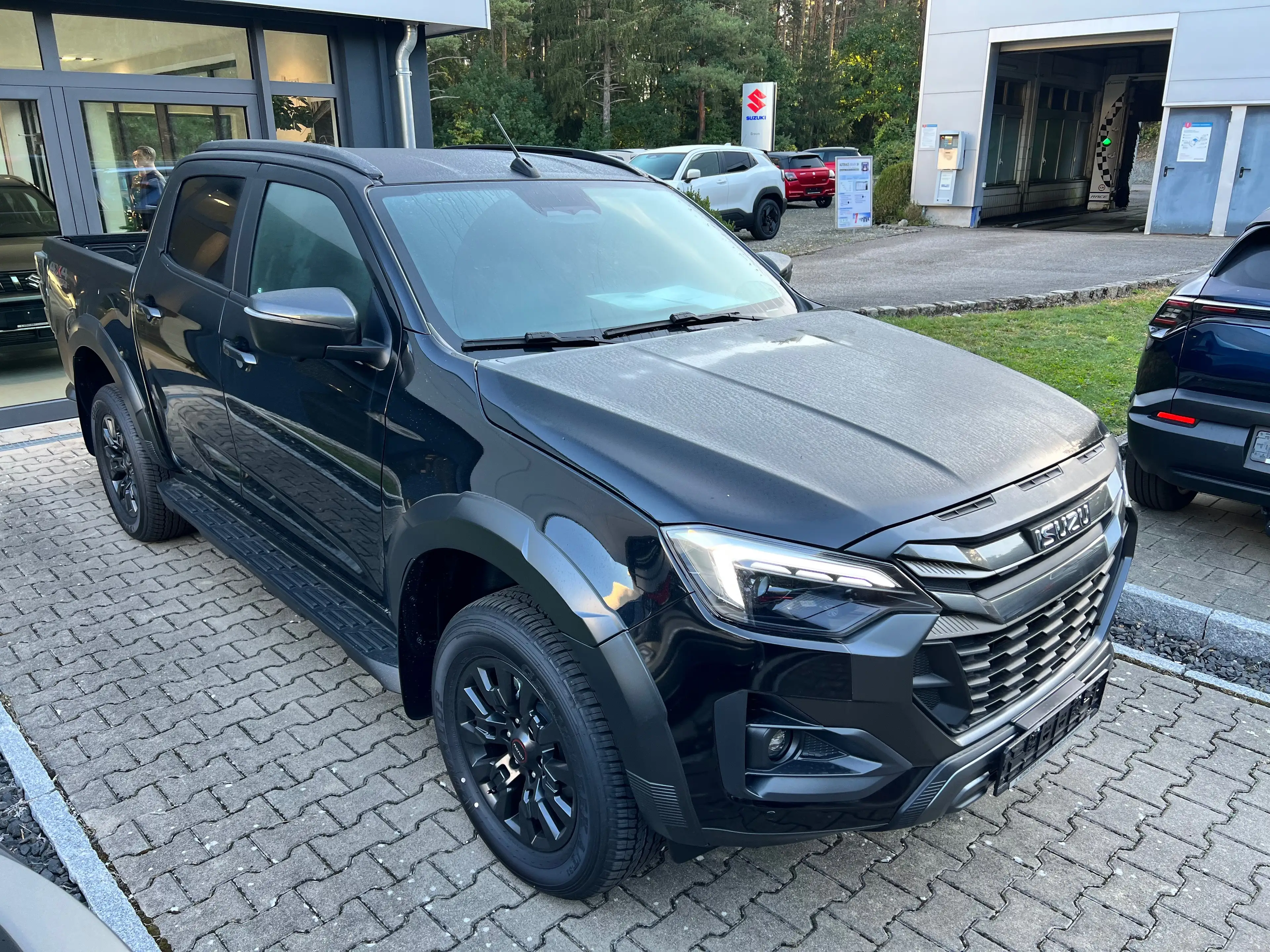 Isuzu D-Max D-Max 2,2 Double Cab 4WD Autm. V-Cross — photo 2
