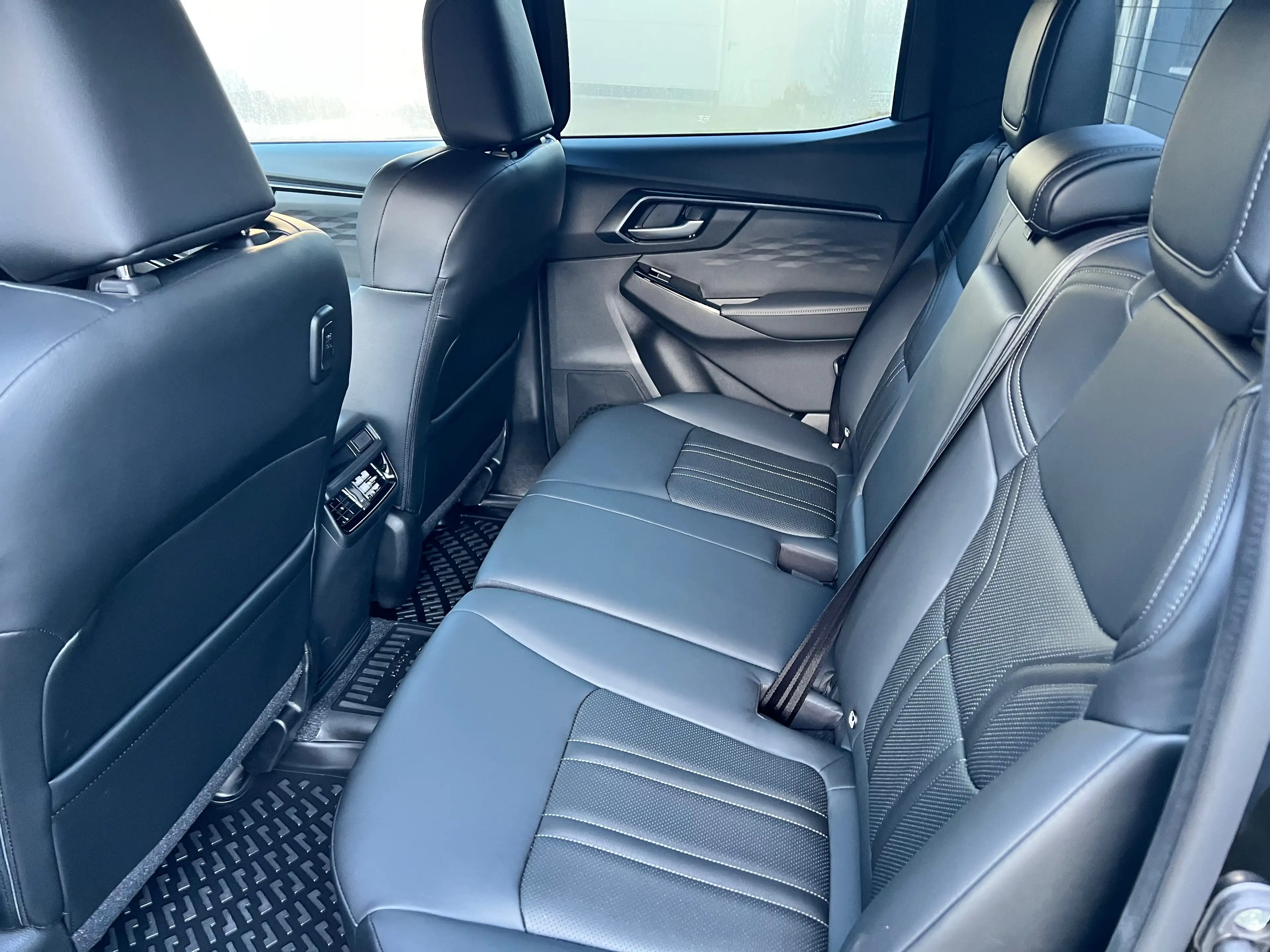 Isuzu D-Max D-Max 2,2 Double Cab 4WD Autm. V-Cross — photo 6