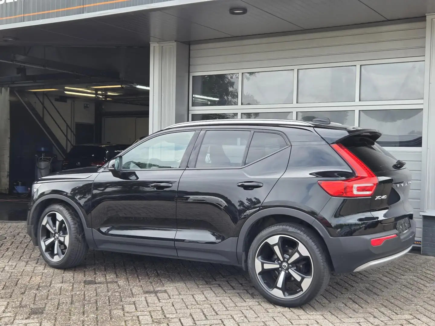 Volvo XC40 1.5 T3 Momentum Pro, Panoramadak, Memory Stoelen, Noir - 2