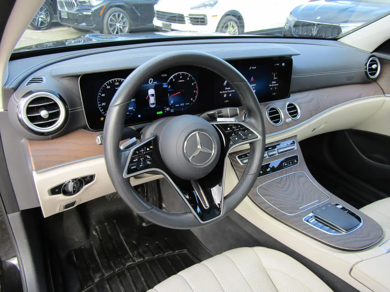 Mercedes-Benz E-Class снимка Mercedes-Benz E-Class