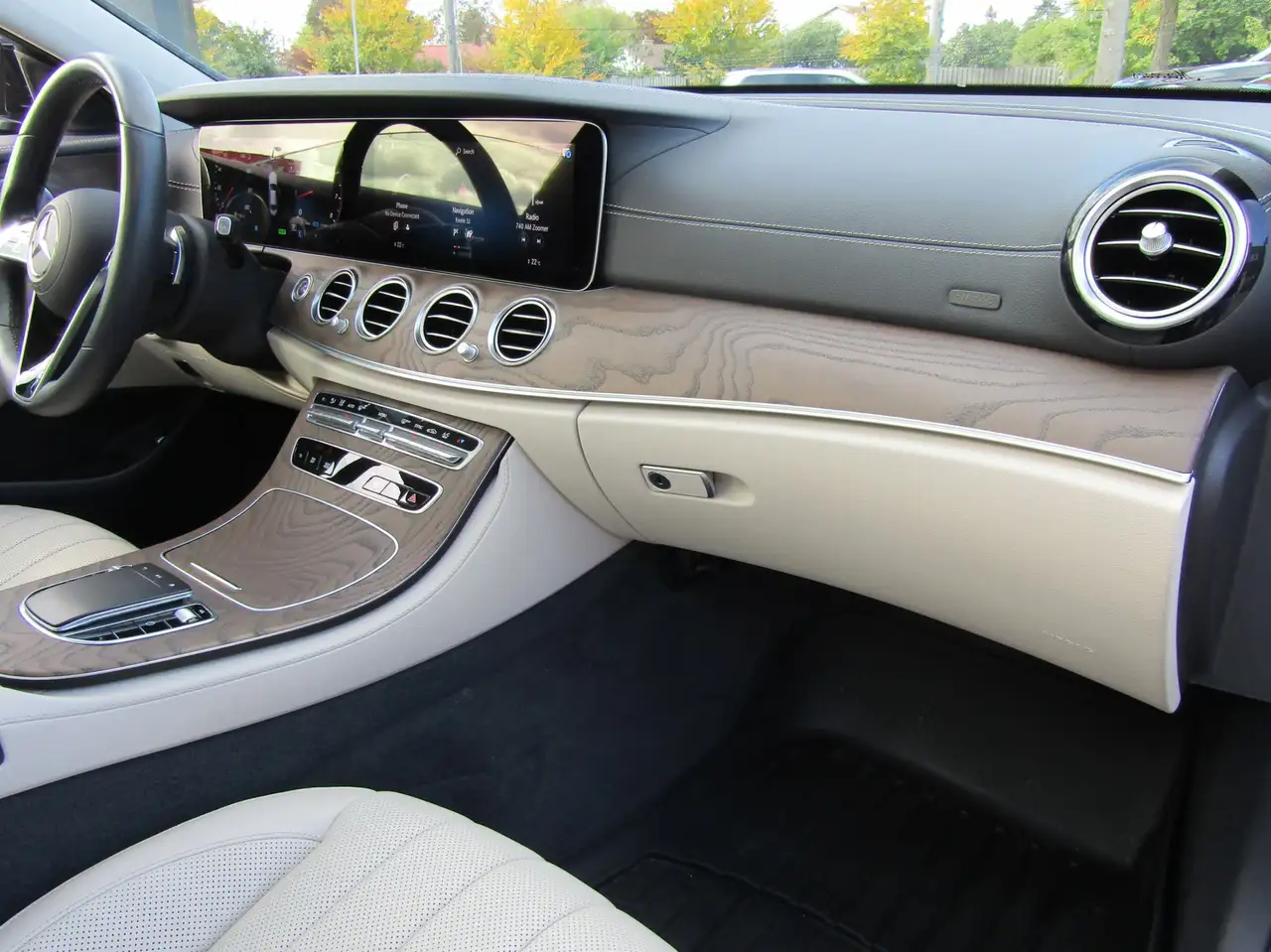 Mercedes-Benz E-Class снимка Mercedes-Benz E-Class
