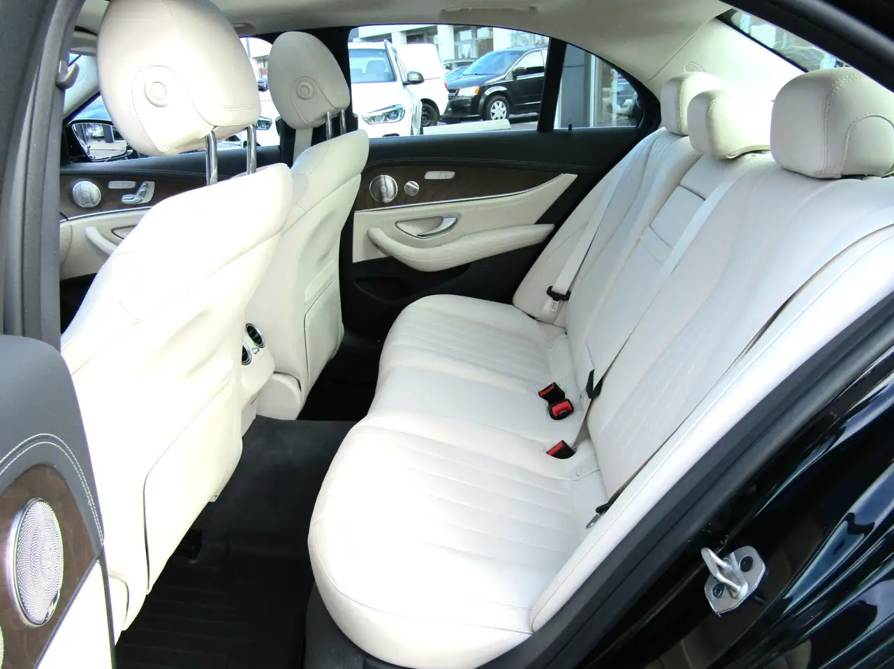 Mercedes-Benz E-Class снимка Mercedes-Benz E-Class