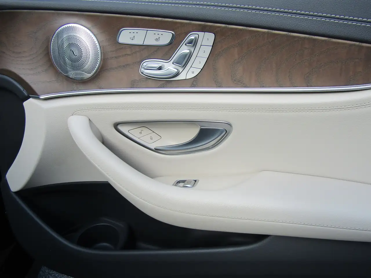 Mercedes-Benz E-Class снимка Mercedes-Benz E-Class