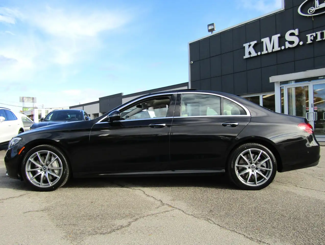 Mercedes-Benz E-Class снимка Mercedes-Benz E-Class