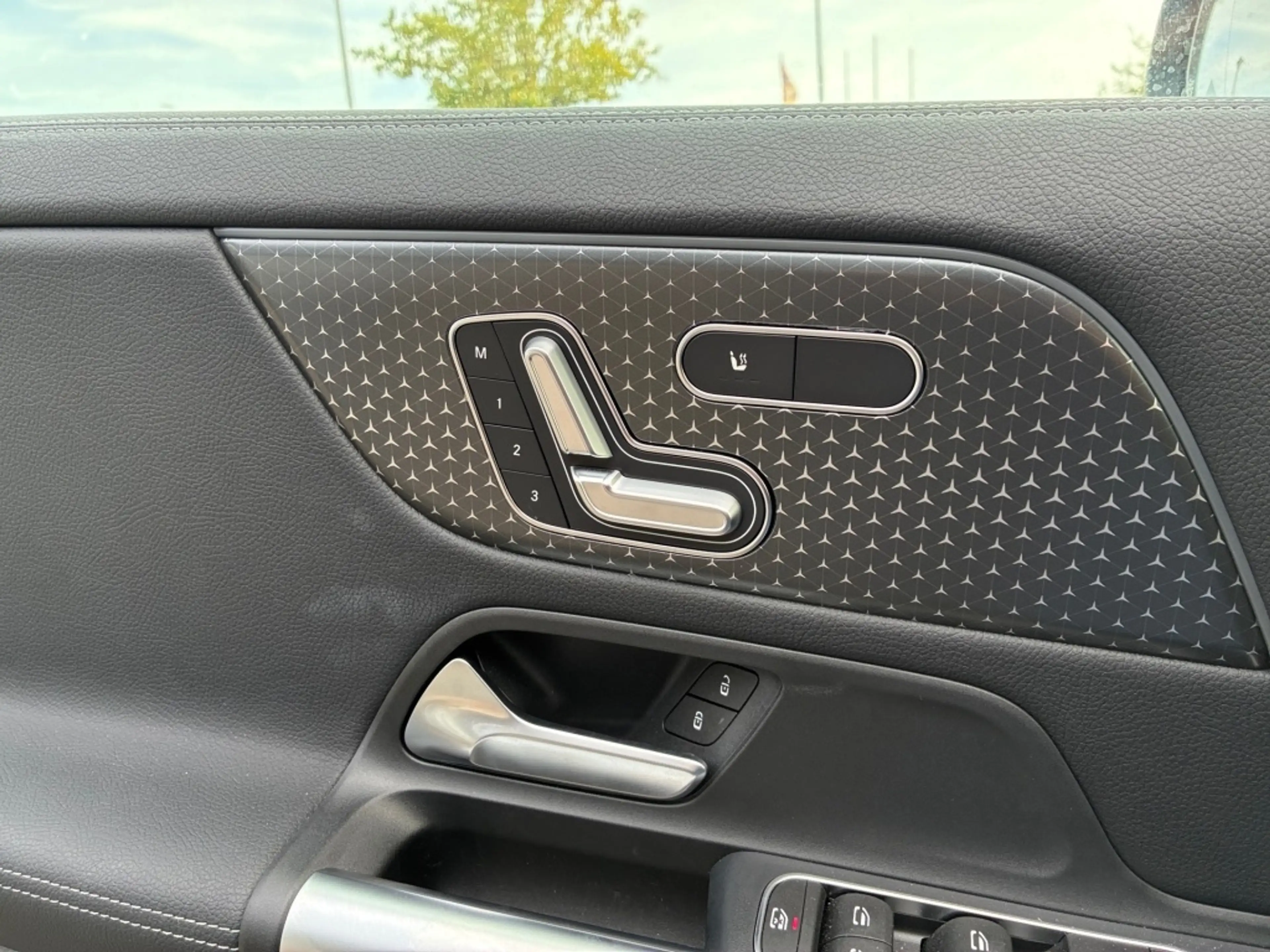 Mercedes-Benz EQA 250 + AMG NIGHT BUR PANO 360° AHK NAVI MEMORY — photo 9