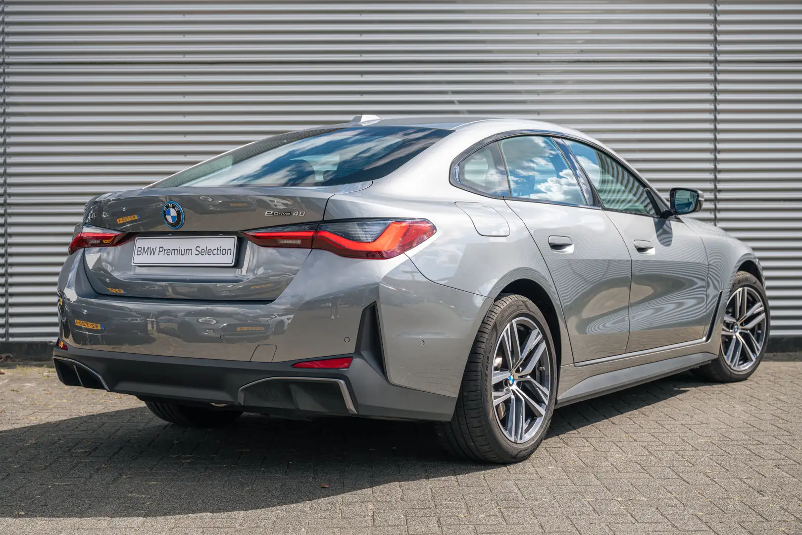BMW i4 eDrive40 / Trekhaak / Achteruitrijcamera / Comfort Gris - 2