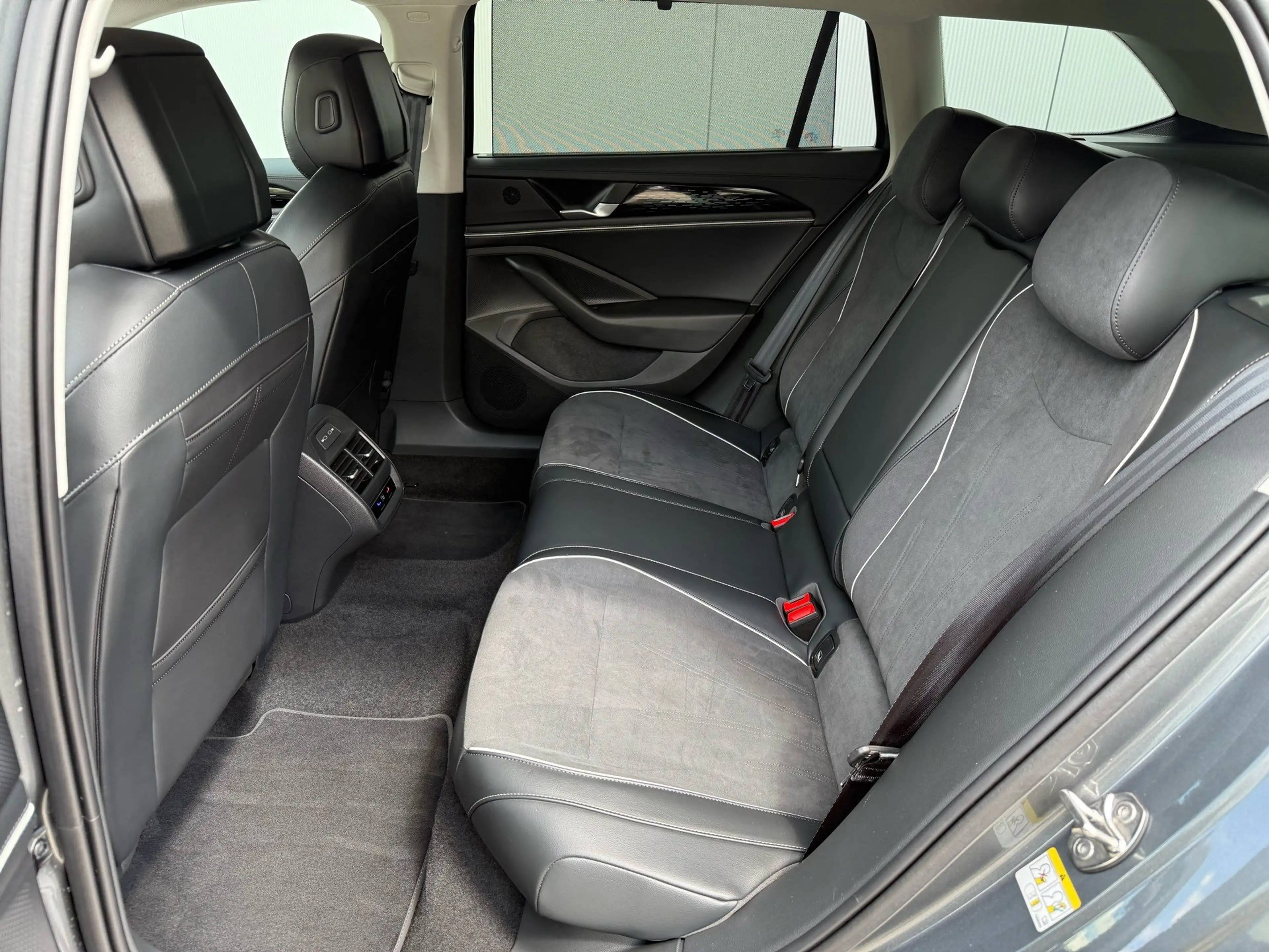 Volkswagen Passat Variant 2.0 TDI Elegance *AHK*MATRIX*KAMERA* — photo 8