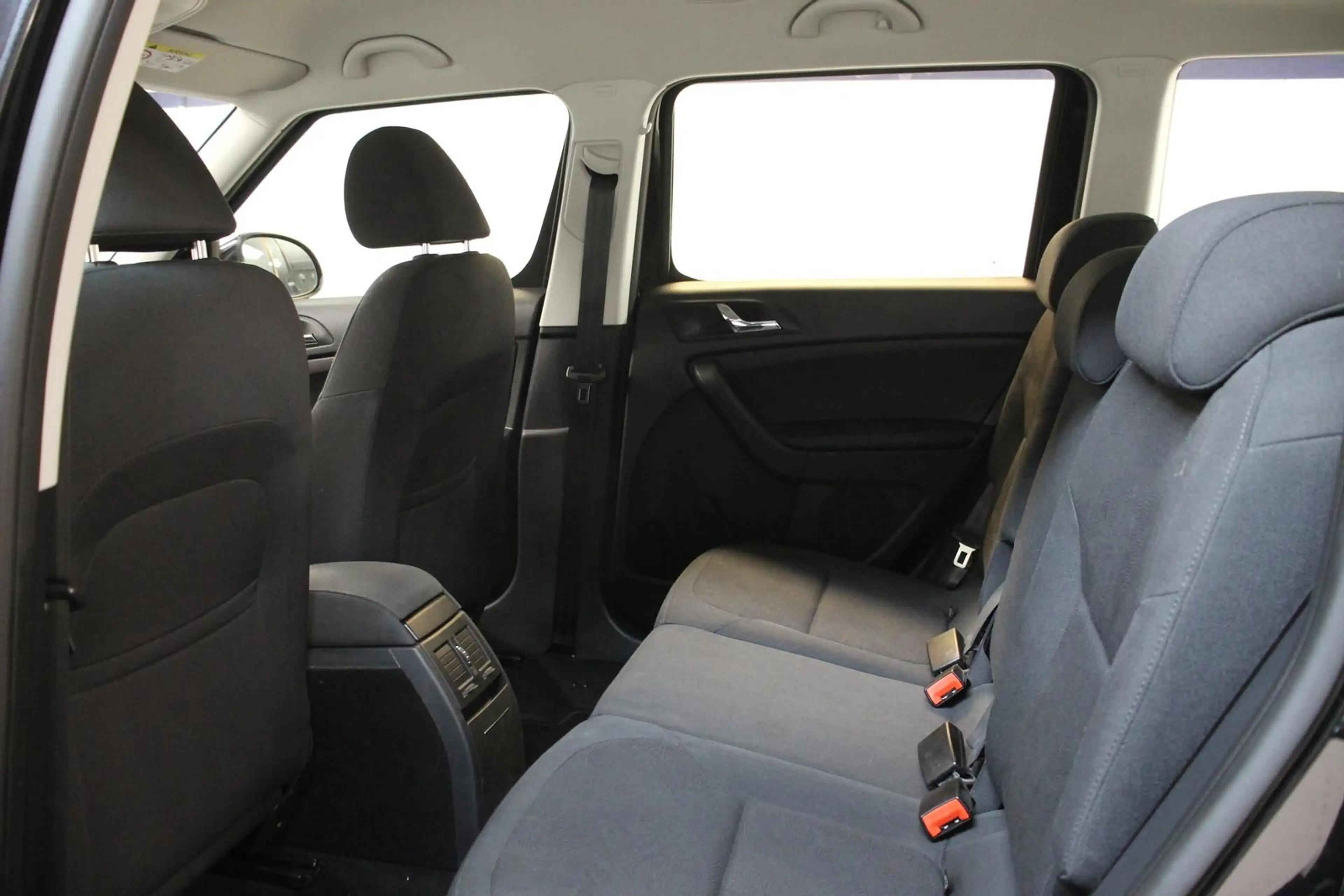 Skoda Yeti 1.2 TSI Ambition TEMPOMAT BT SHZ KLIMA USB — photo 15