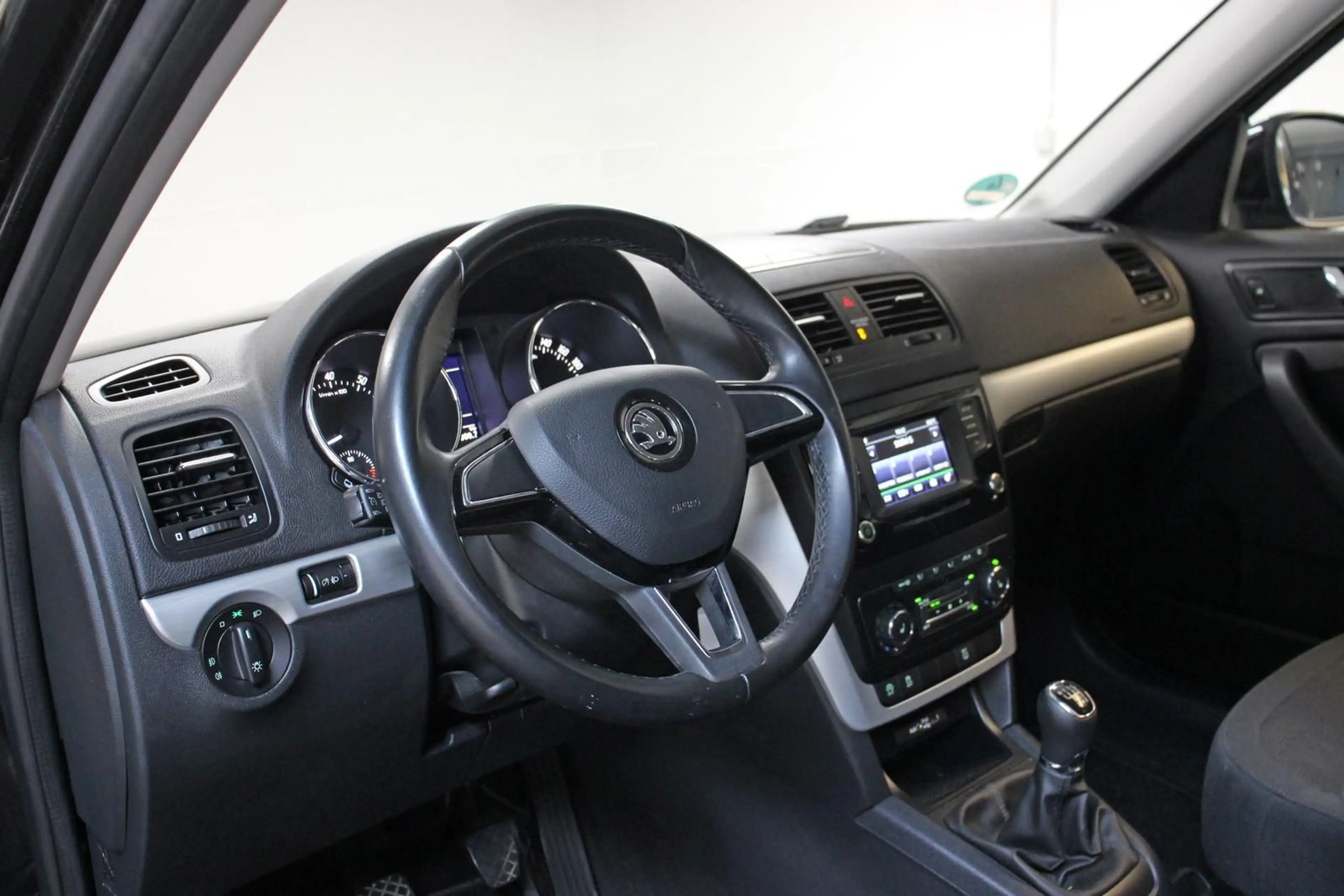 Skoda Yeti 1.2 TSI Ambition TEMPOMAT BT SHZ KLIMA USB — photo 9
