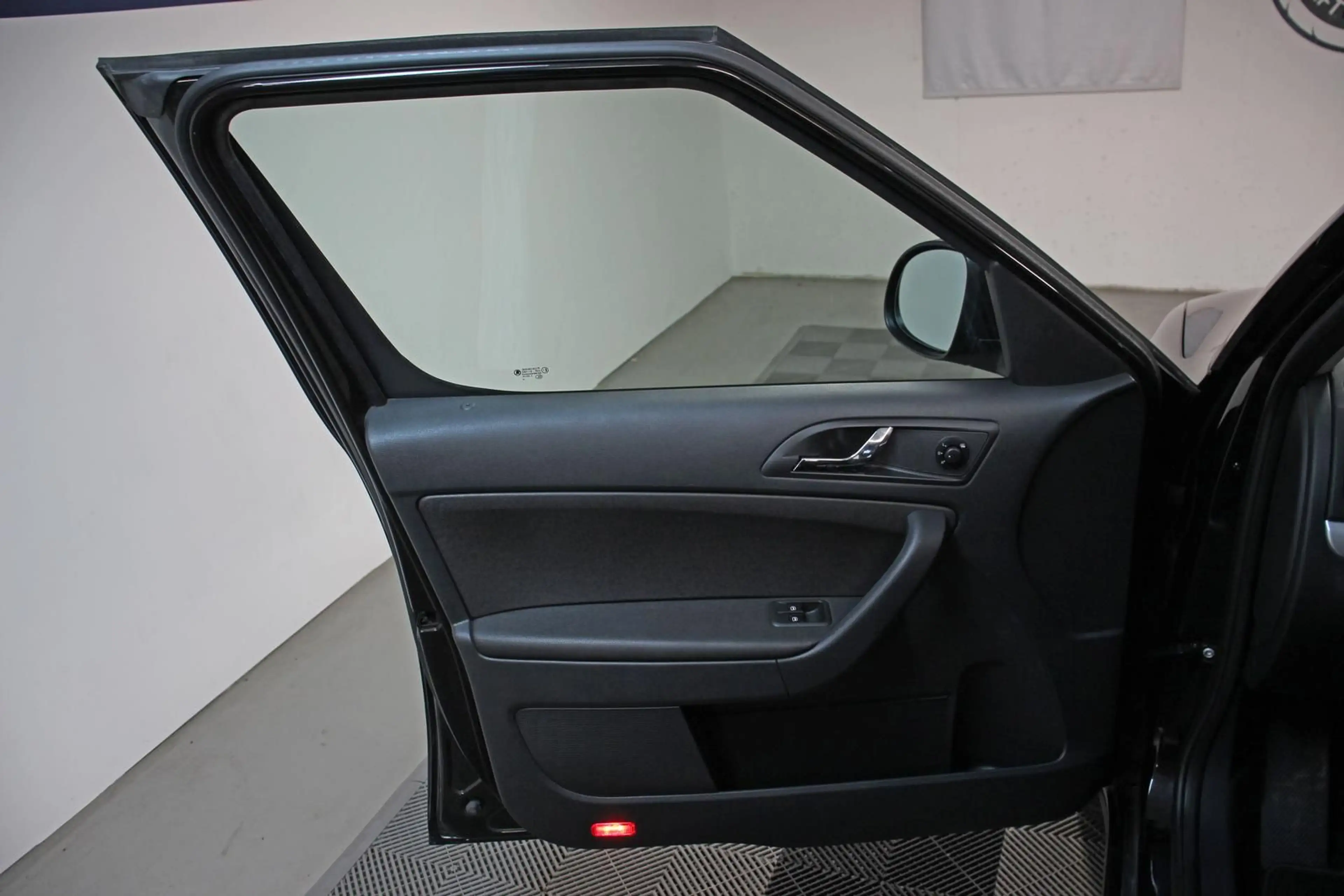Skoda Yeti 1.2 TSI Ambition TEMPOMAT BT SHZ KLIMA USB — photo 8