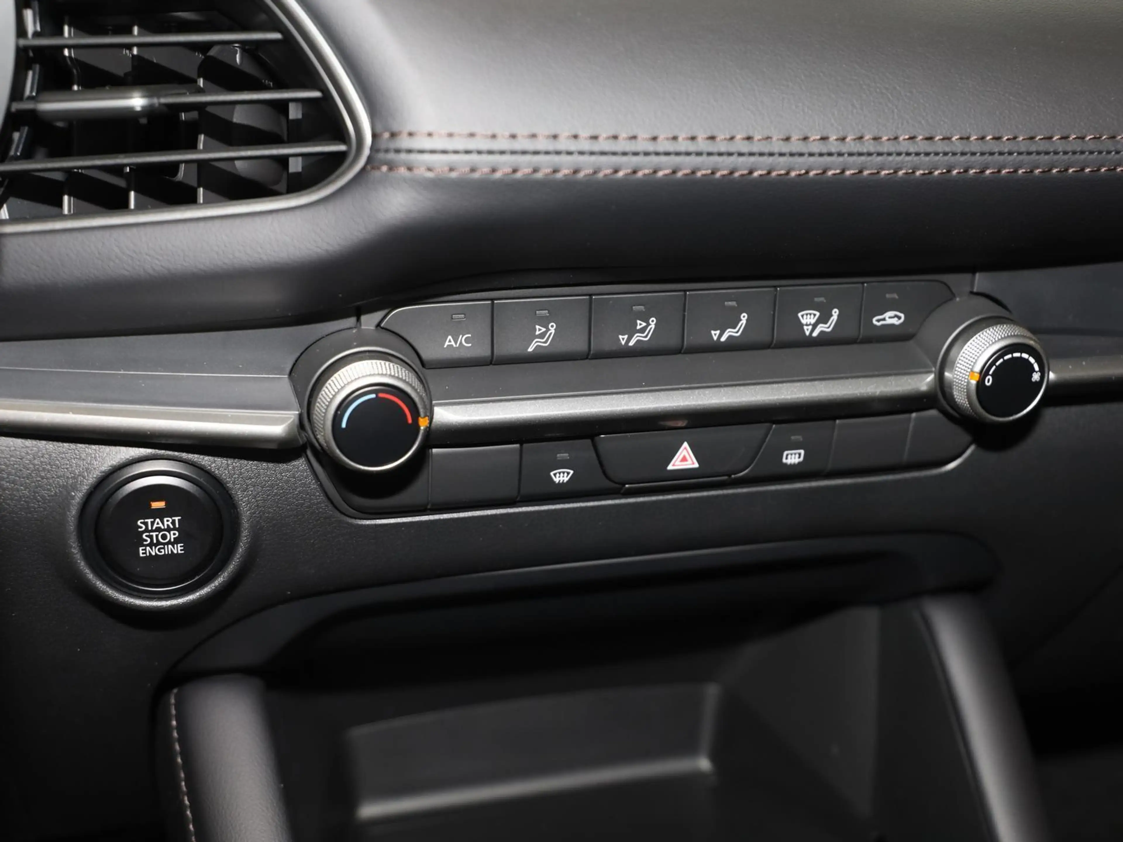 Mazda 3 4-türig Prime-Line NAVI PDC RFK BT KLIMA — photo 14