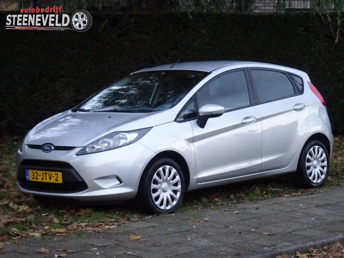 Ford Fiesta 1.25 Limited met Radio en Airco Grijs - 1