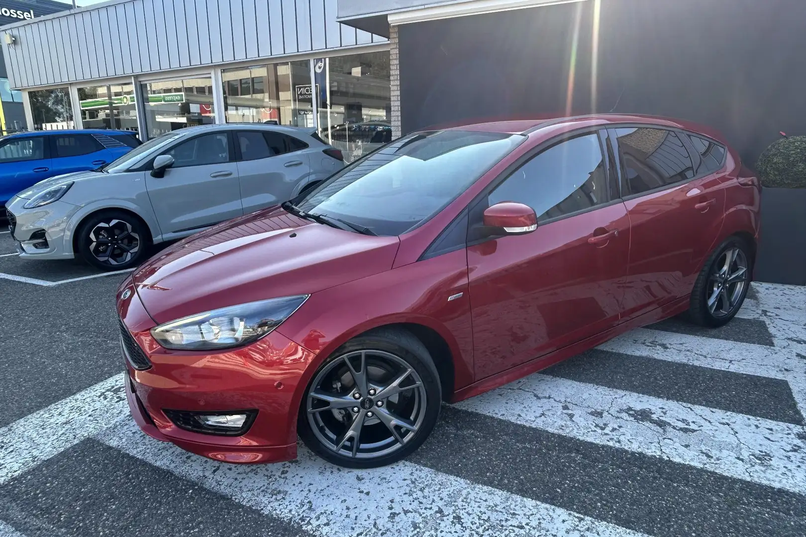 Ford Focus 1.0 ST-Line | Voorruitverwarming | Navigatie | LMV Rouge - 2