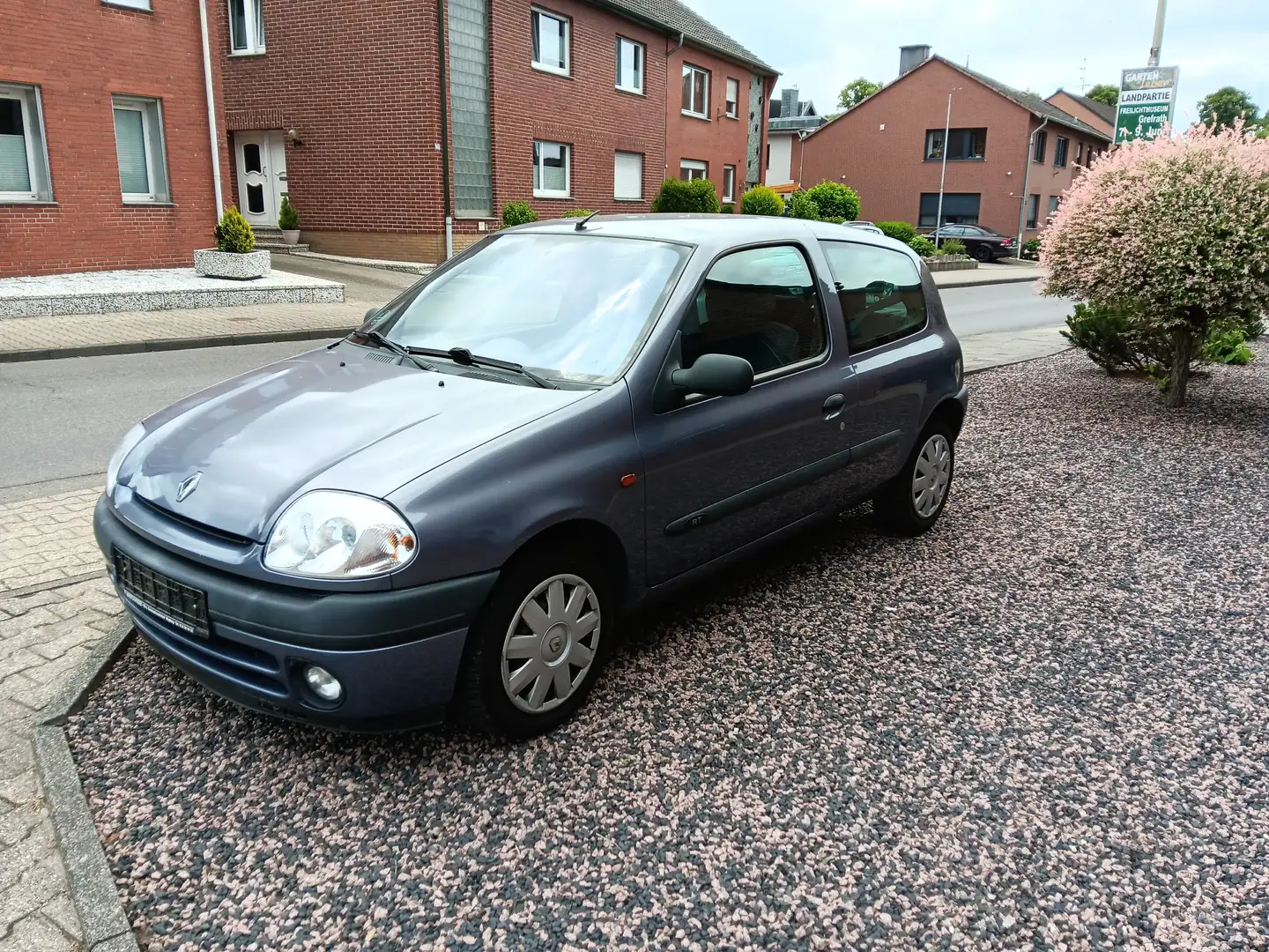 Renault Clio 1,2 l Limousine 3 türig Mauve - 1