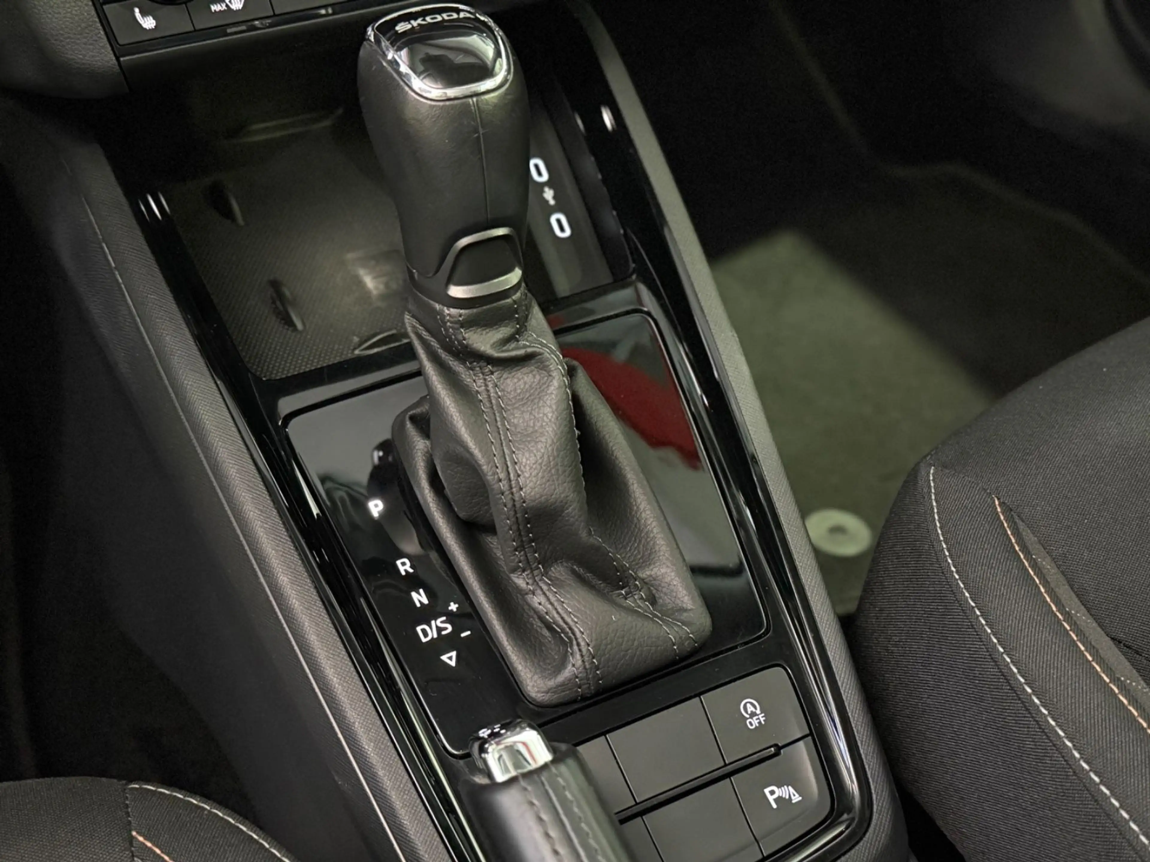 Skoda Kamiq Ambition*KAMERA*AHK*TEMP*ALLWETTER*CARPLAY — photo 20