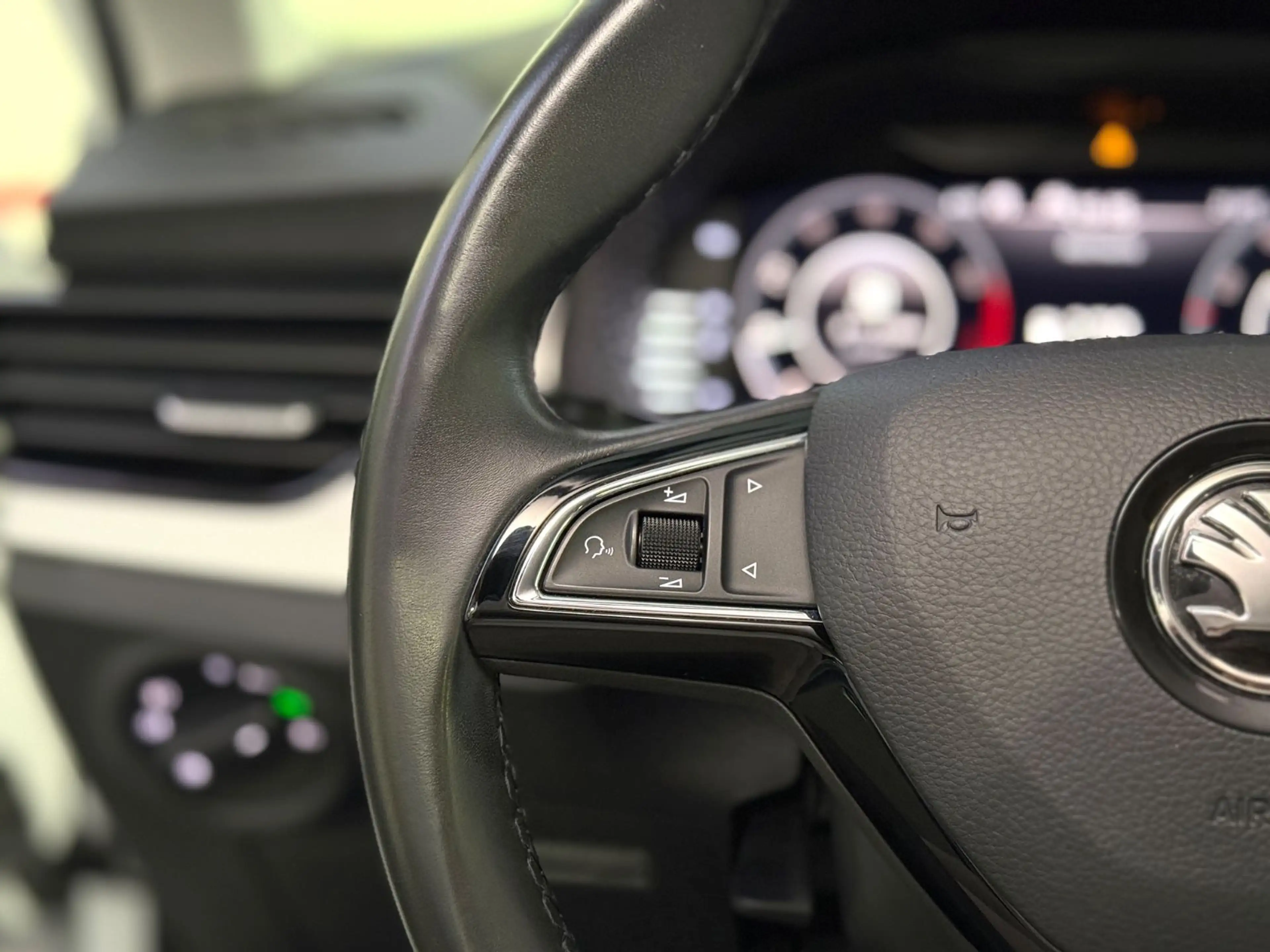 Skoda Kamiq Ambition*KAMERA*AHK*TEMP*ALLWETTER*CARPLAY — photo 21
