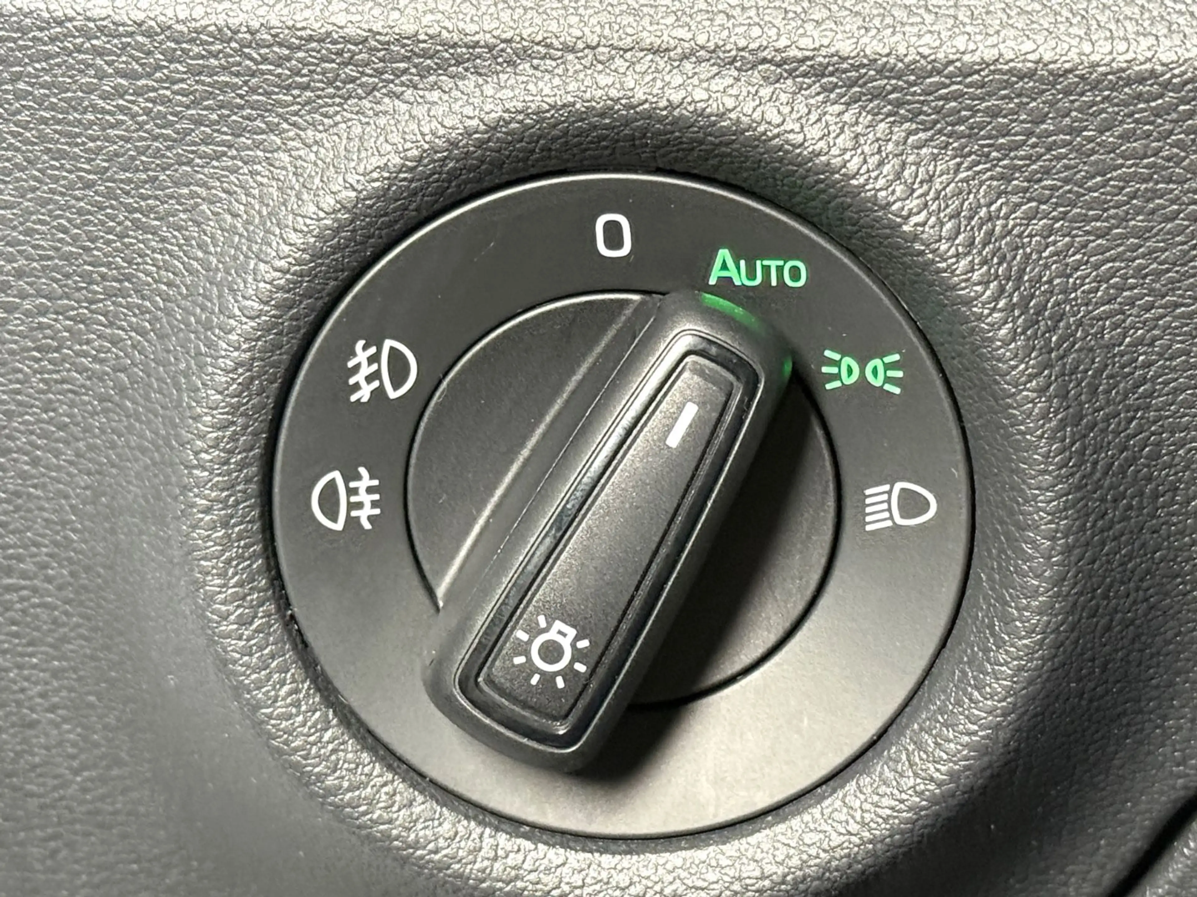 Skoda Kamiq Ambition*KAMERA*AHK*TEMP*ALLWETTER*CARPLAY — photo 25