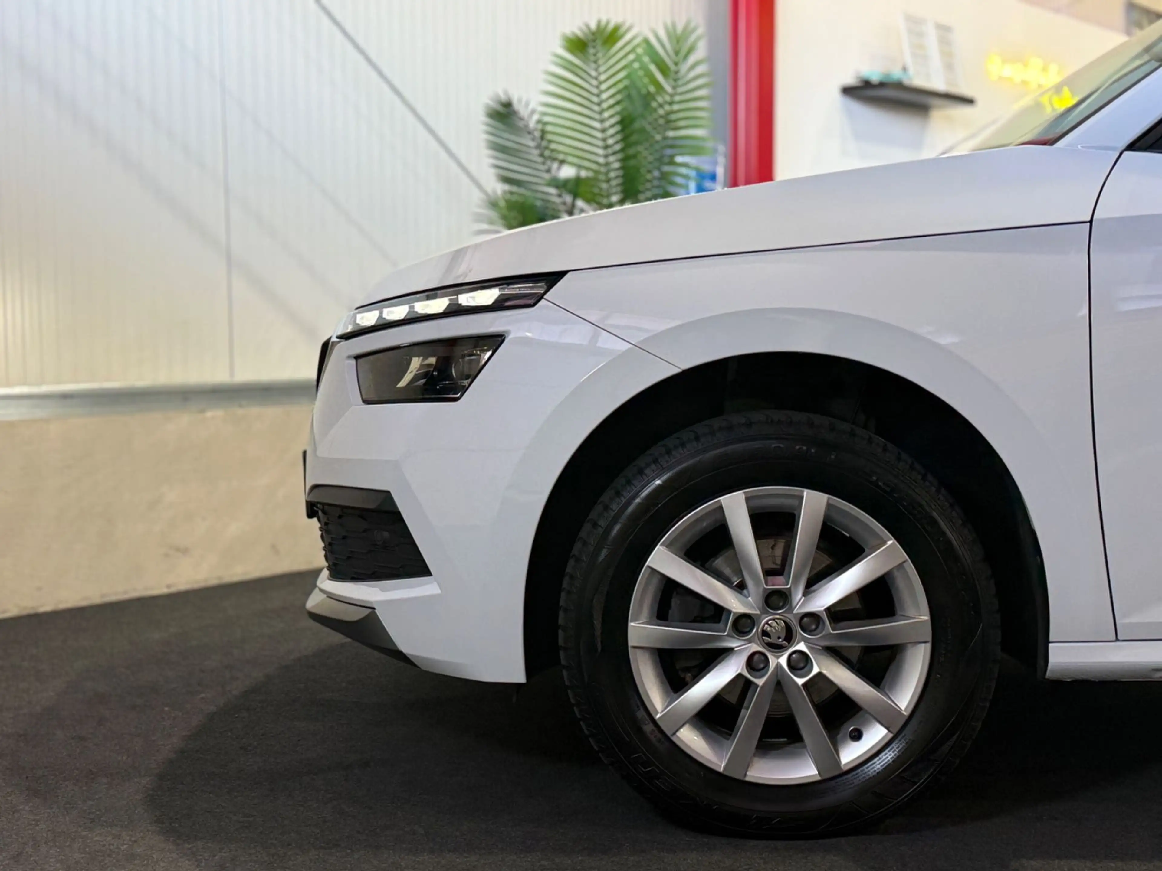 Skoda Kamiq Ambition*KAMERA*AHK*TEMP*ALLWETTER*CARPLAY — photo 2