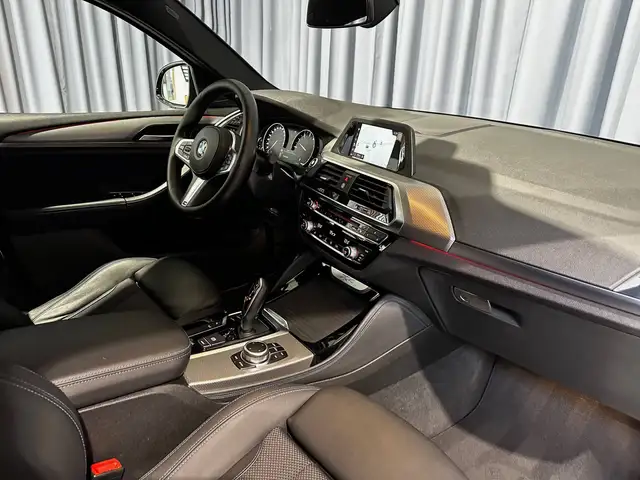BMW X4 view 11