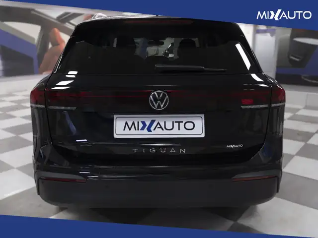 Volkswagen Tiguan view 4