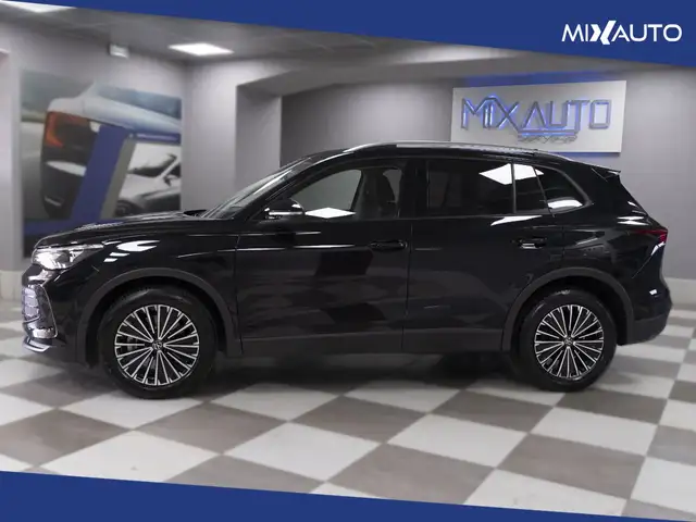 Volkswagen Tiguan view 3