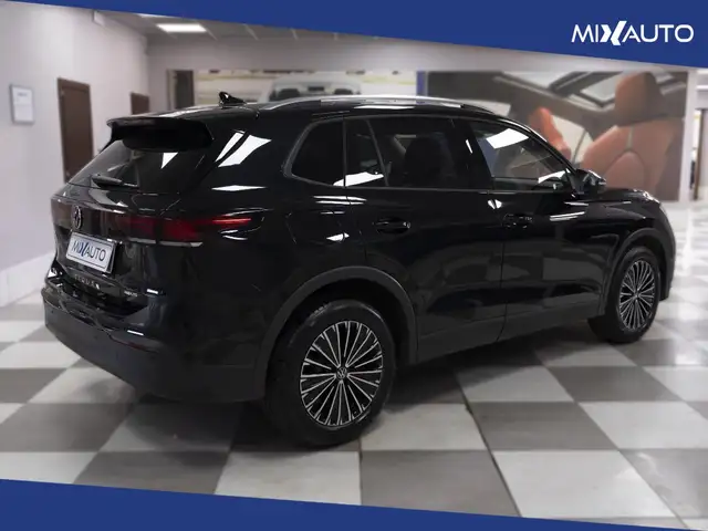 Volkswagen Tiguan view 5