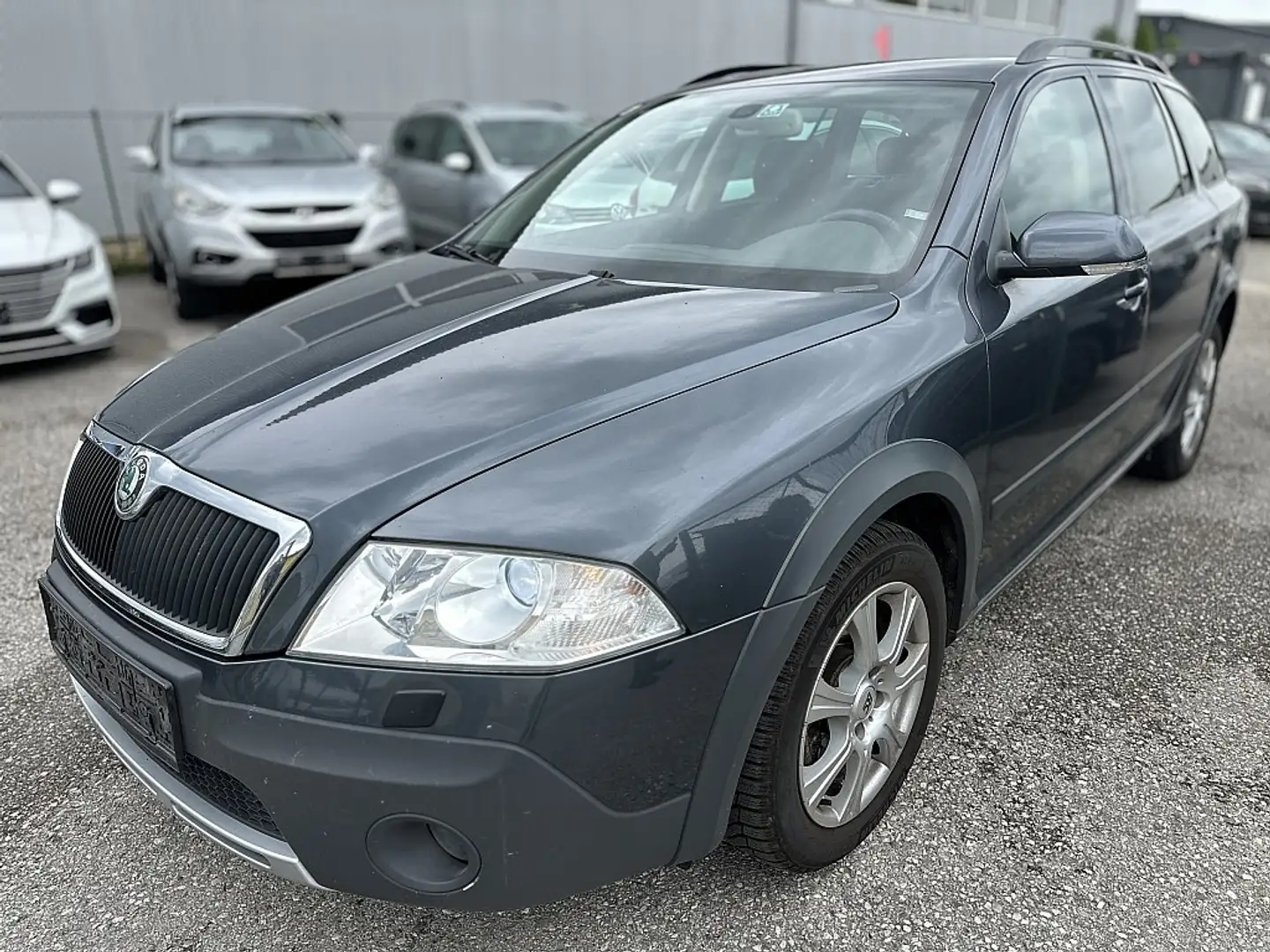 Skoda Octavia ***Scout*** 2,0 TDI PD DPF 4x4 Grau - 2