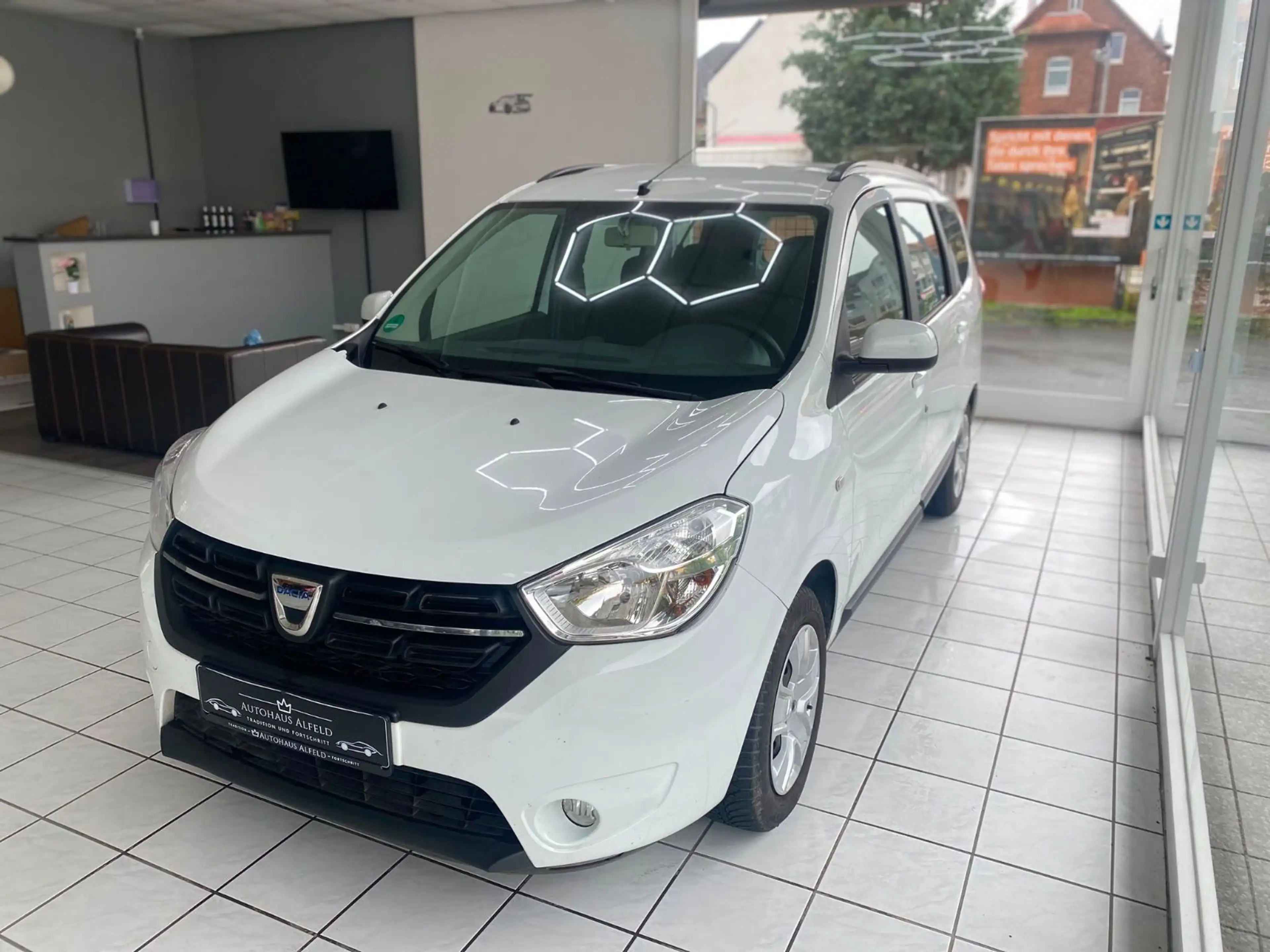 Dacia Lodgy Comfort 1.6 KLIMA NAVI TEMPOMAT — photo 3