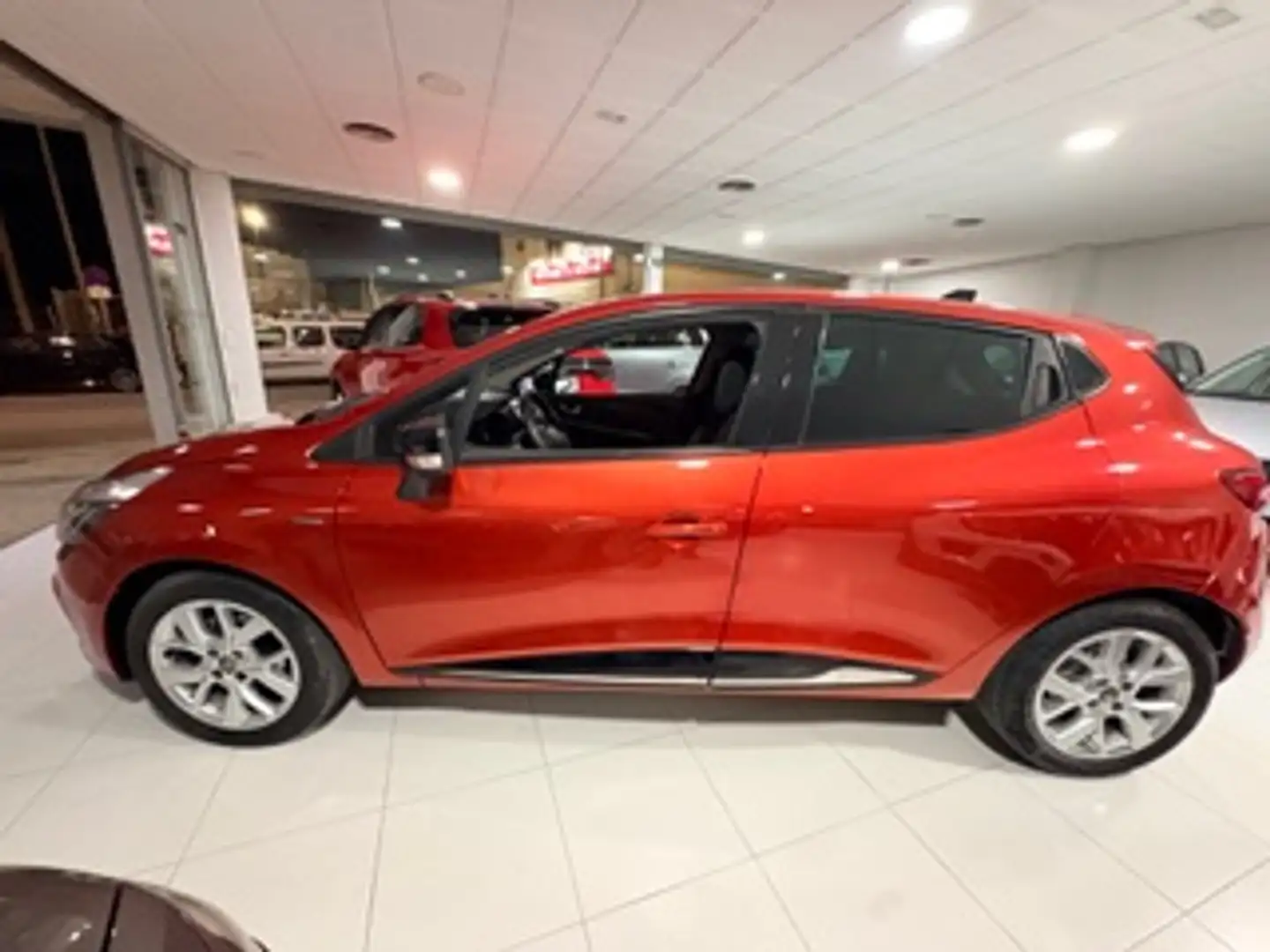 Renault Clio Pequeño Manual de 5 Puertas Rojo - 2