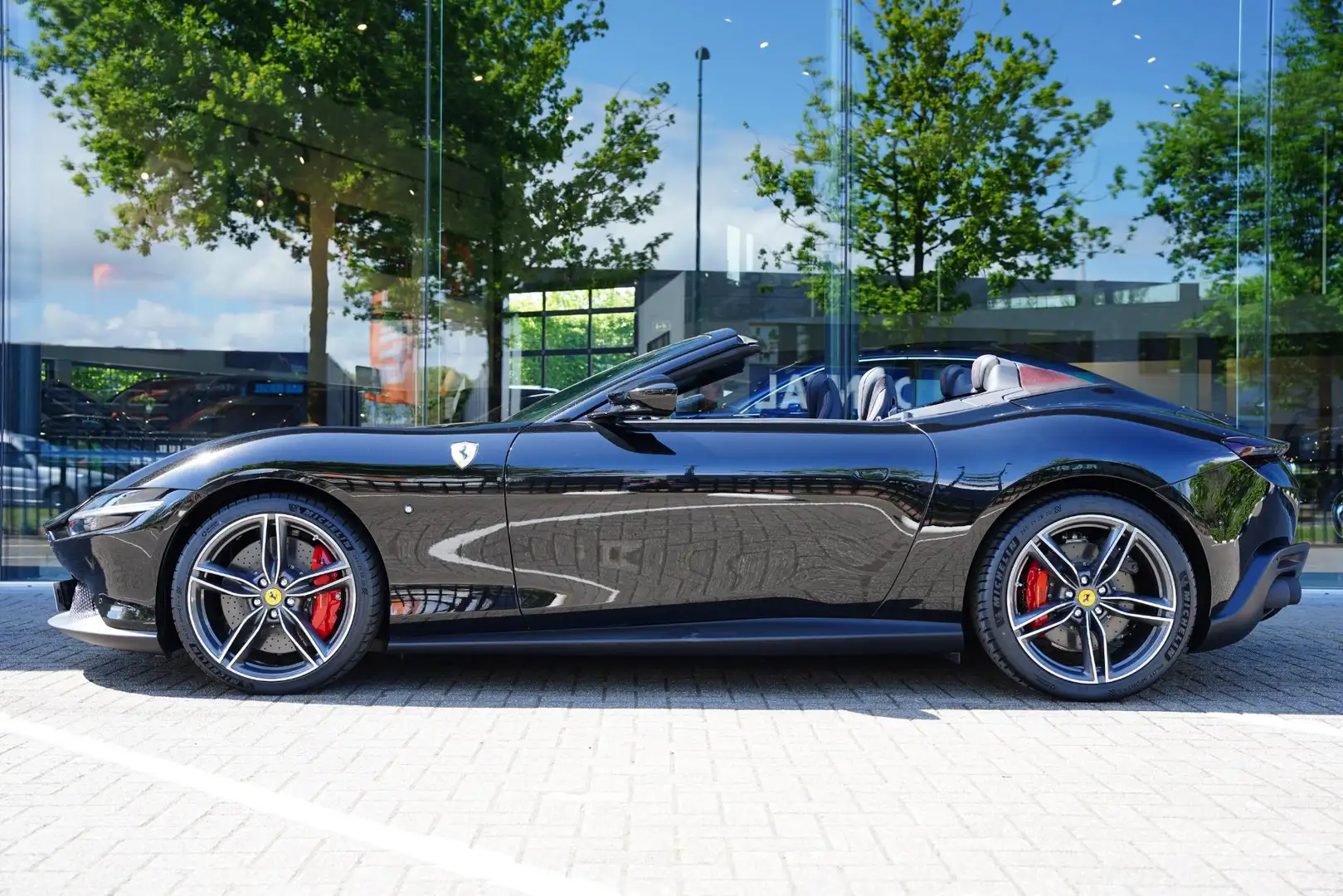 Ferrari Roma Spider 3.9 V8 2025-05 EXPORT PRICE Zwart - 1