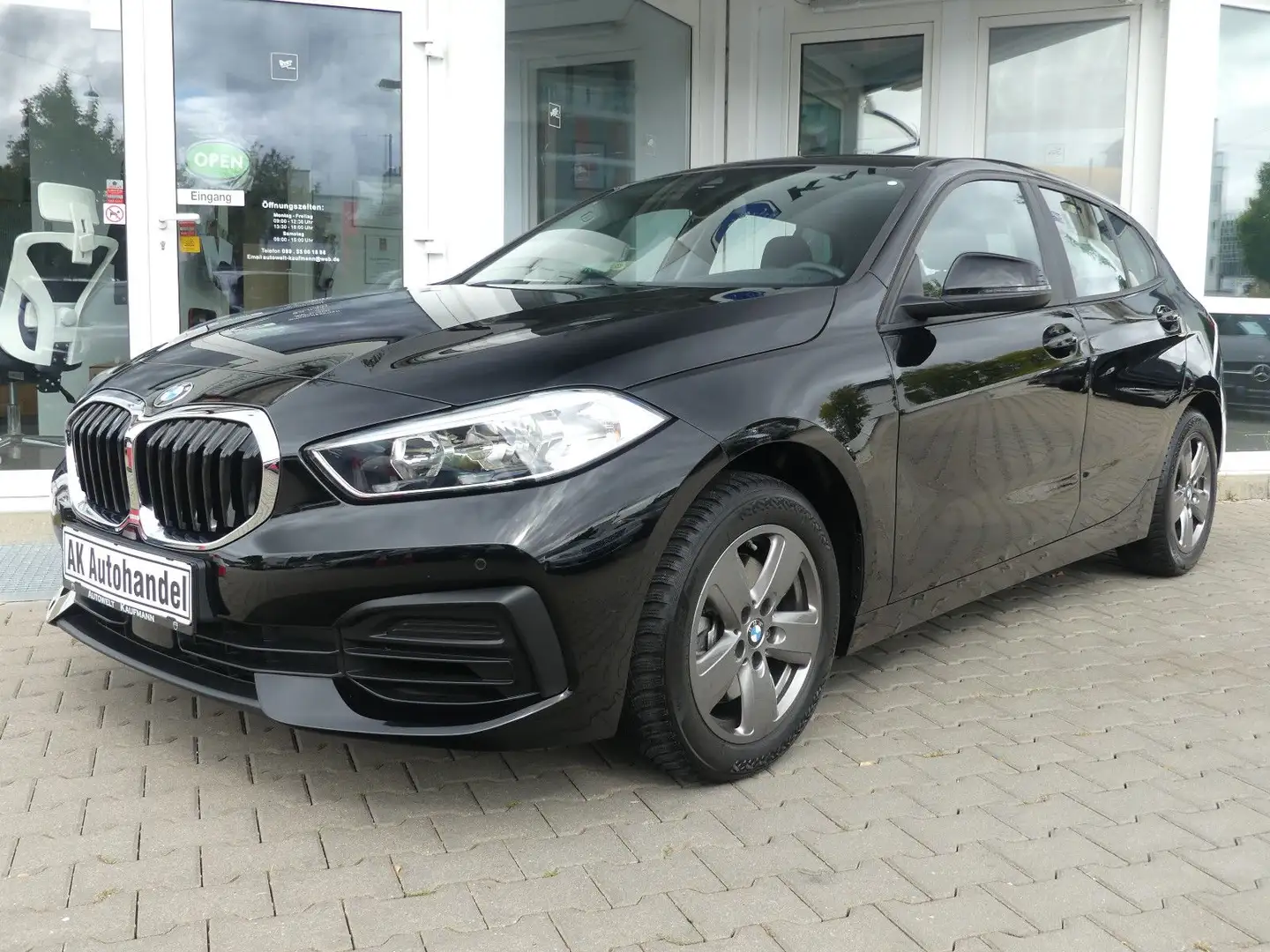 BMW 118 i Lim. Advantage Autom PDC Active Guard Plus Schwarz - 1