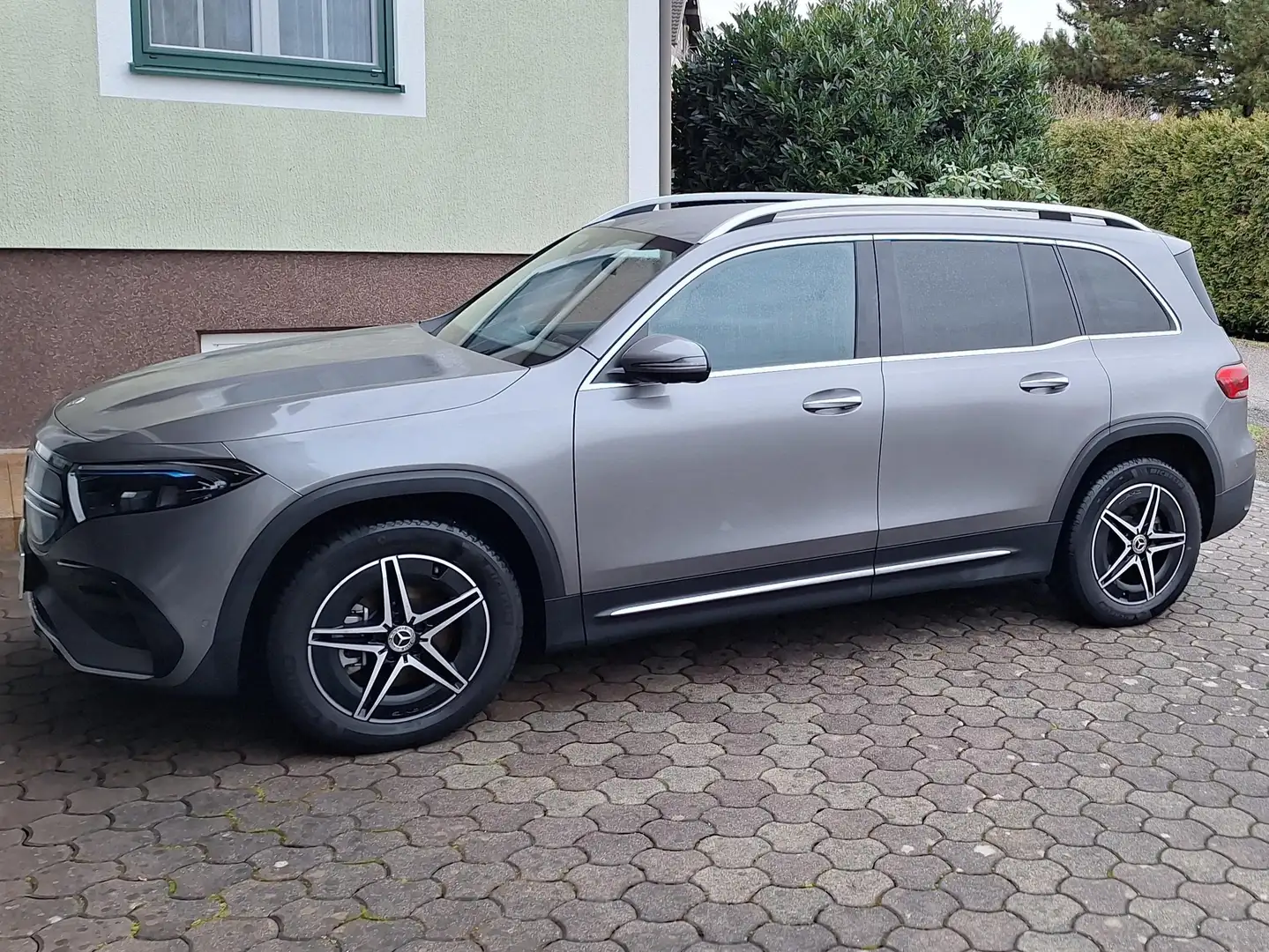 Mercedes-Benz EQB 300 4MATIC AMG Line 66,5kWh Aut. Gri - 1