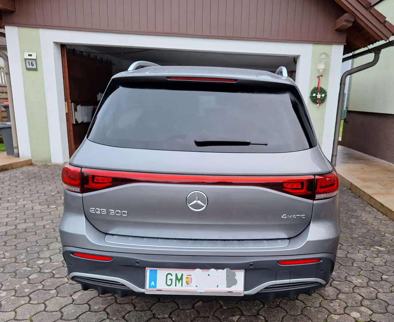 Mercedes-Benz EQB 300 4MATIC AMG Line 66,5kWh Aut. Gri - 2