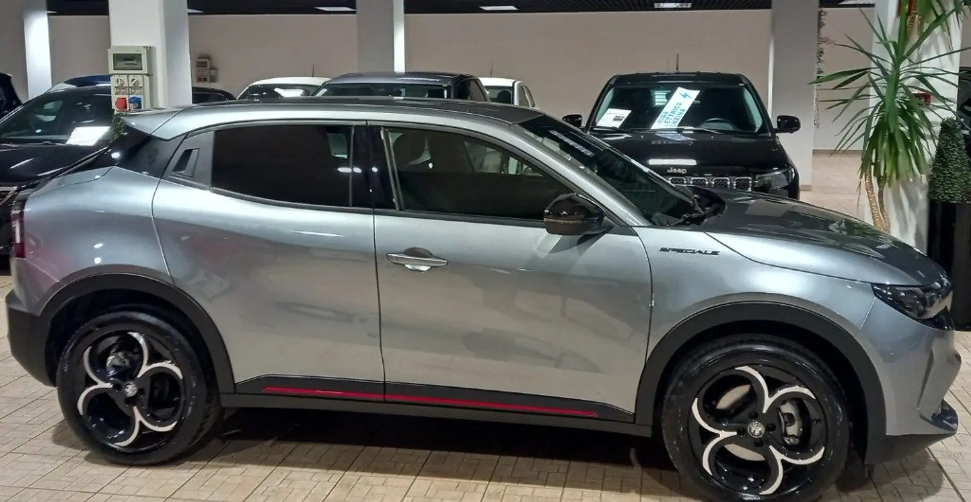 Alfa Romeo Junior 1.2 136 CV Hybrid eDCT6 Speciale Grau - 2