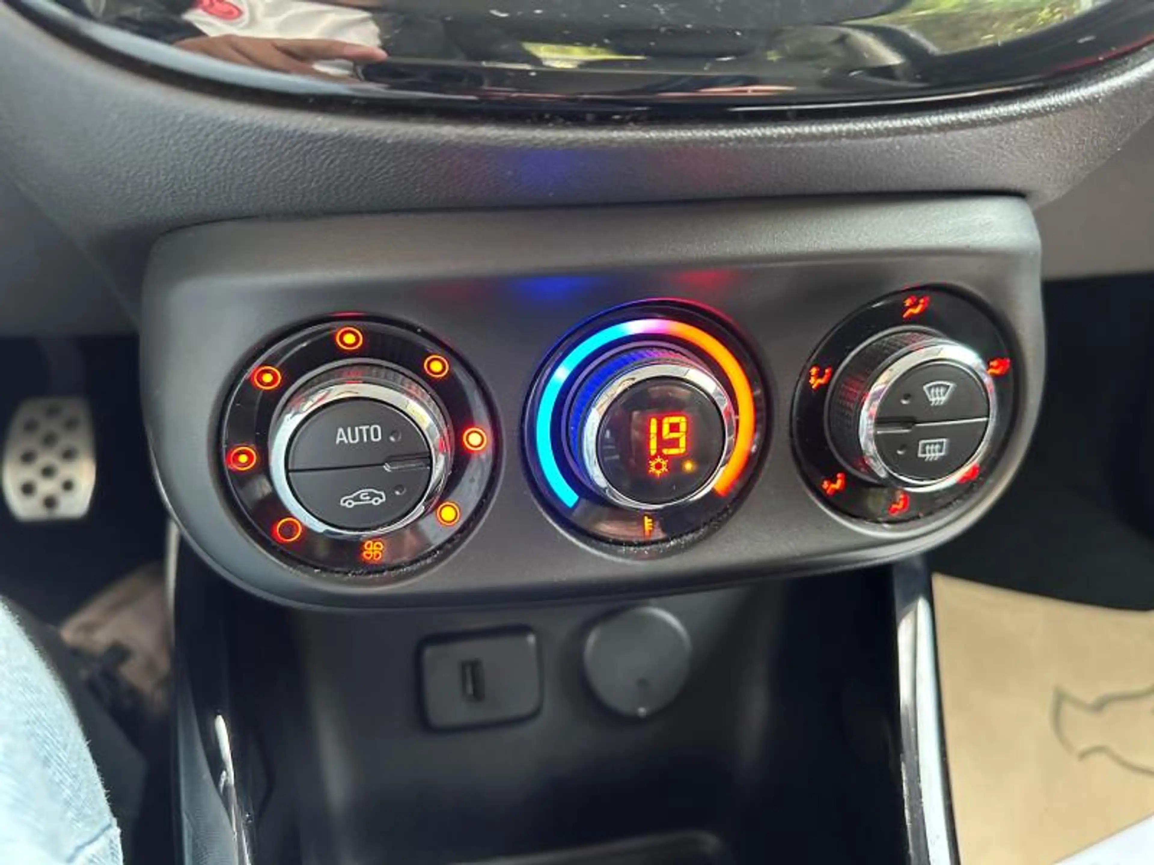 Opel Adam 1.0 90cv rouge 04/16 Airco Capteurs Bluetooth — photo 15
