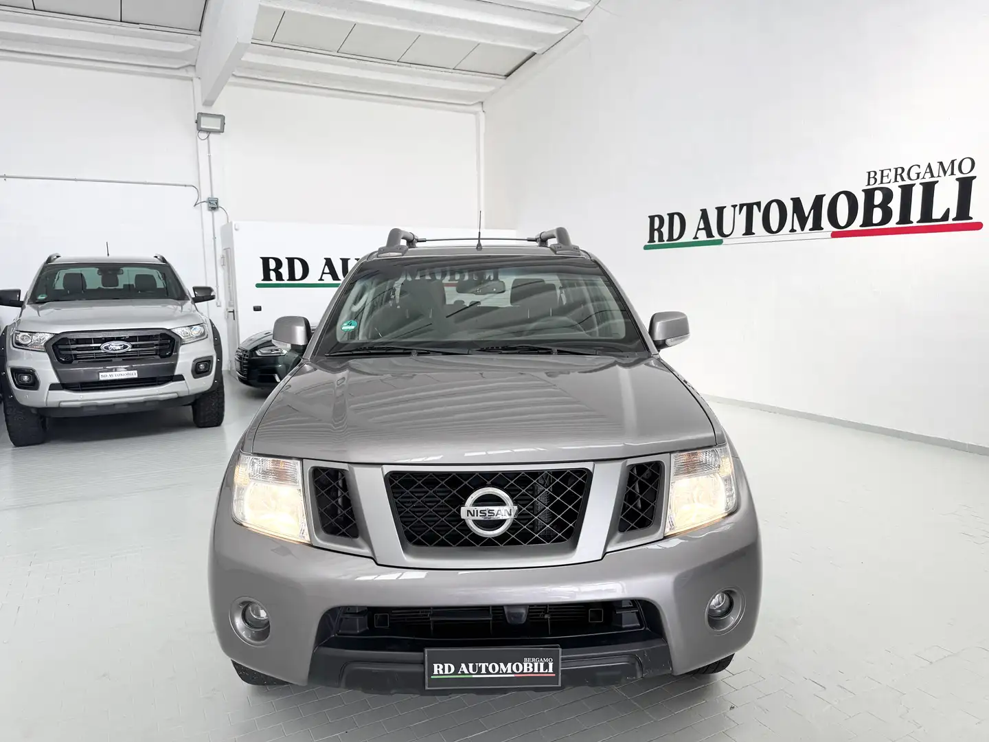 Nissan Navara Navara 2.5 dci d.cab Sport Platinum Grigio - 2