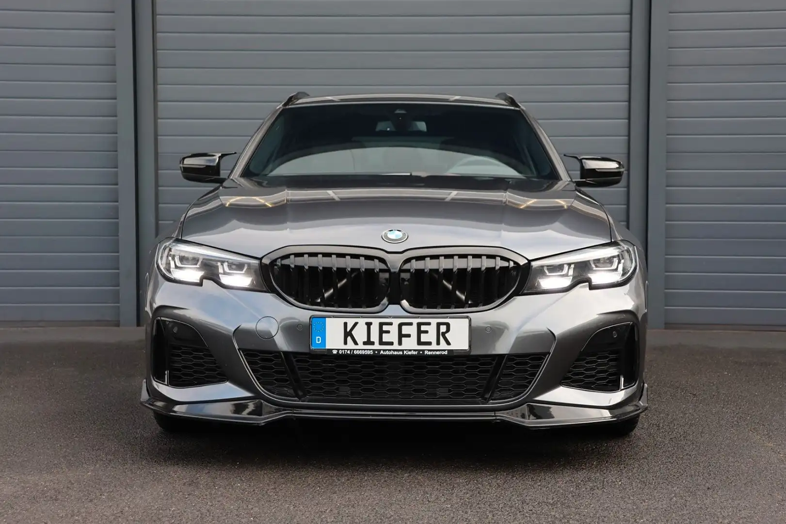 BMW 318 Touring M/LED/SHZ/LHZ/AHK/KAMERA/TOTW/R19 Grau - 2