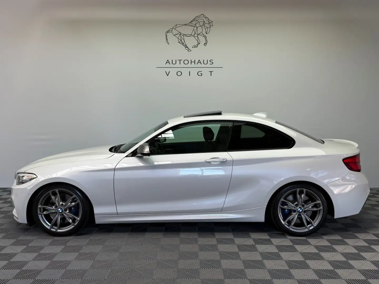 BMW 240 LCI |1.Hand|Pano|Navi-Prof|DAB|LED|HiFi| Bílá - 1