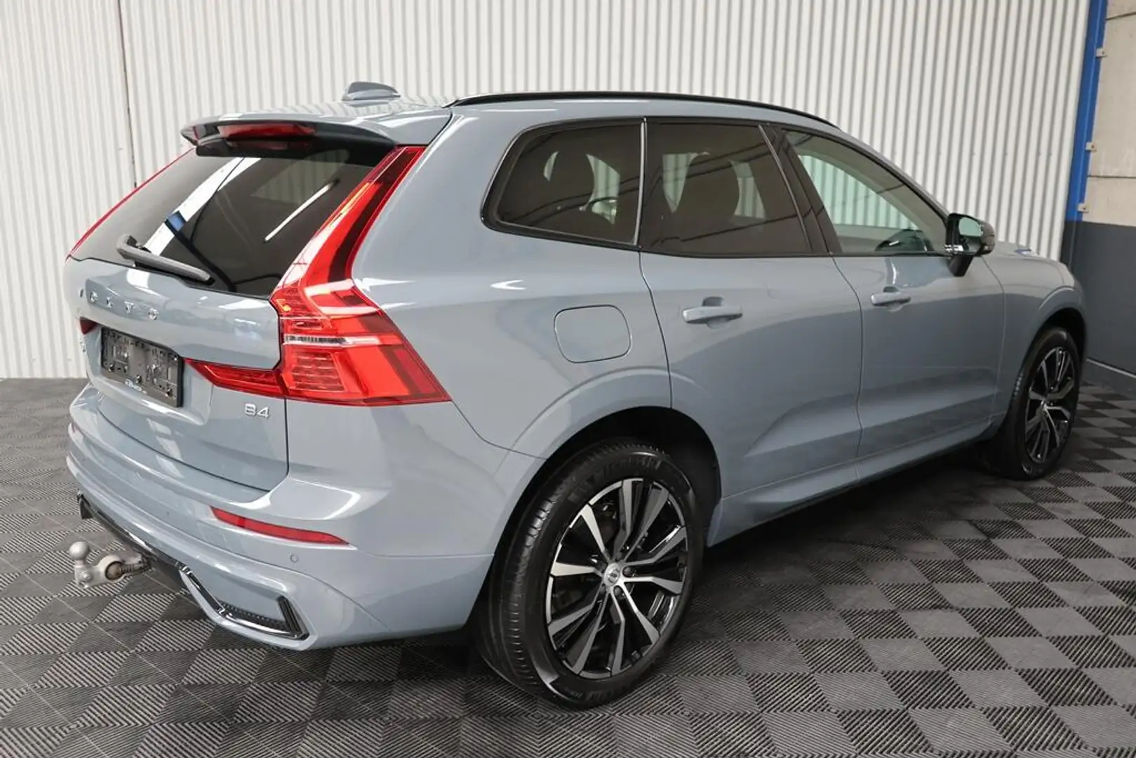 Volvo XC60 B4 Benzine Mild-Hybrid Plus Dark Trekhaak Pano ACC Grau - 2