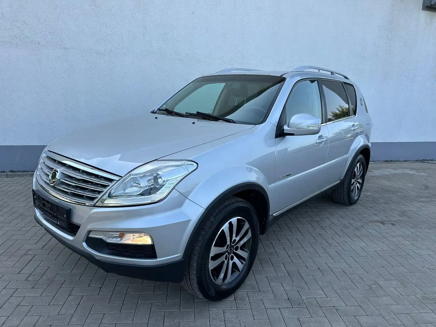 SsangYong Rexton Rexton W Sapphire 4WD Grau - 2