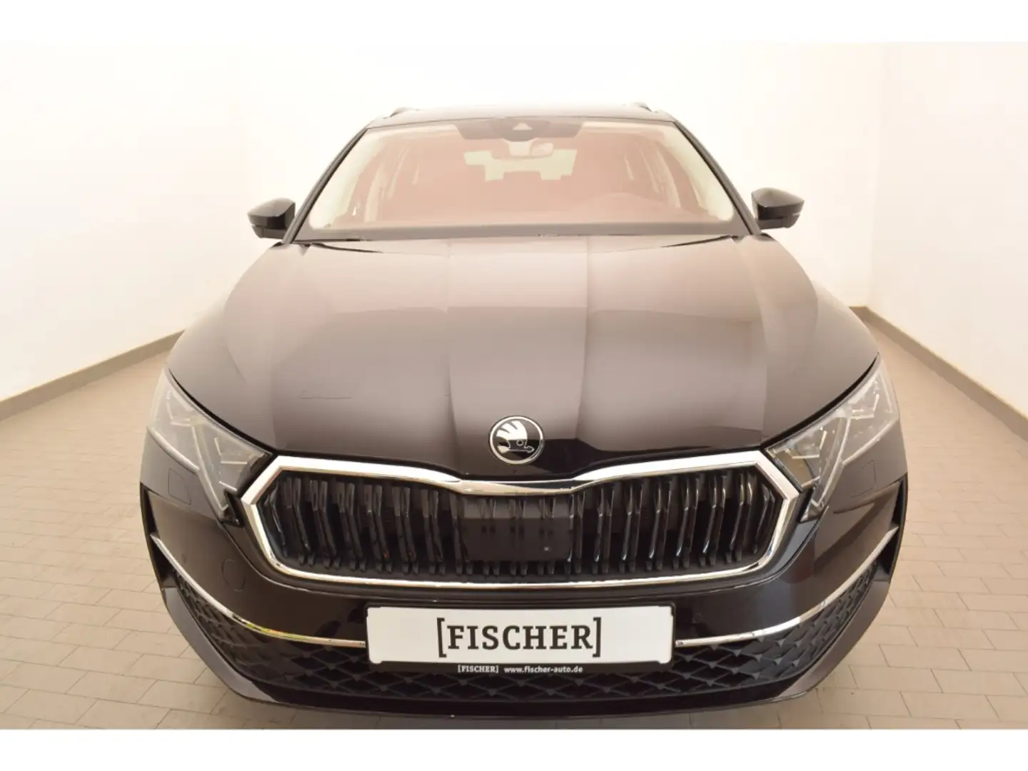 Skoda Octavia Combi 2.0TDI DSG Selection Matrix Navi AHK Panoram Schwarz - 2