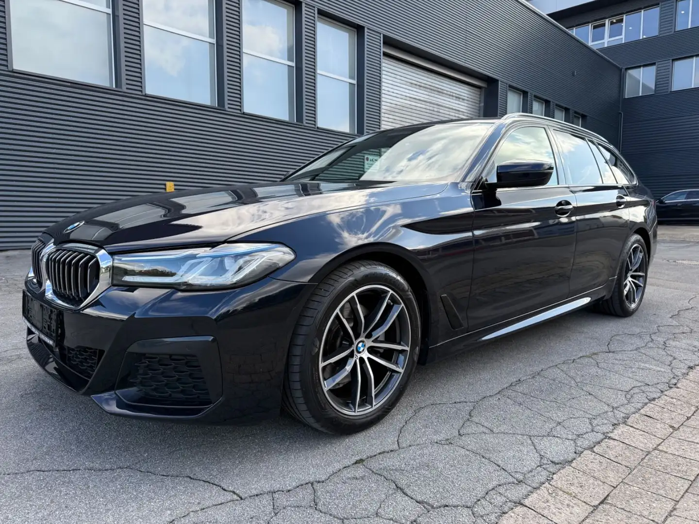BMW 520 d Touring M Sport Pano H/K R-Cam ACC HUD 18 Schwarz - 1