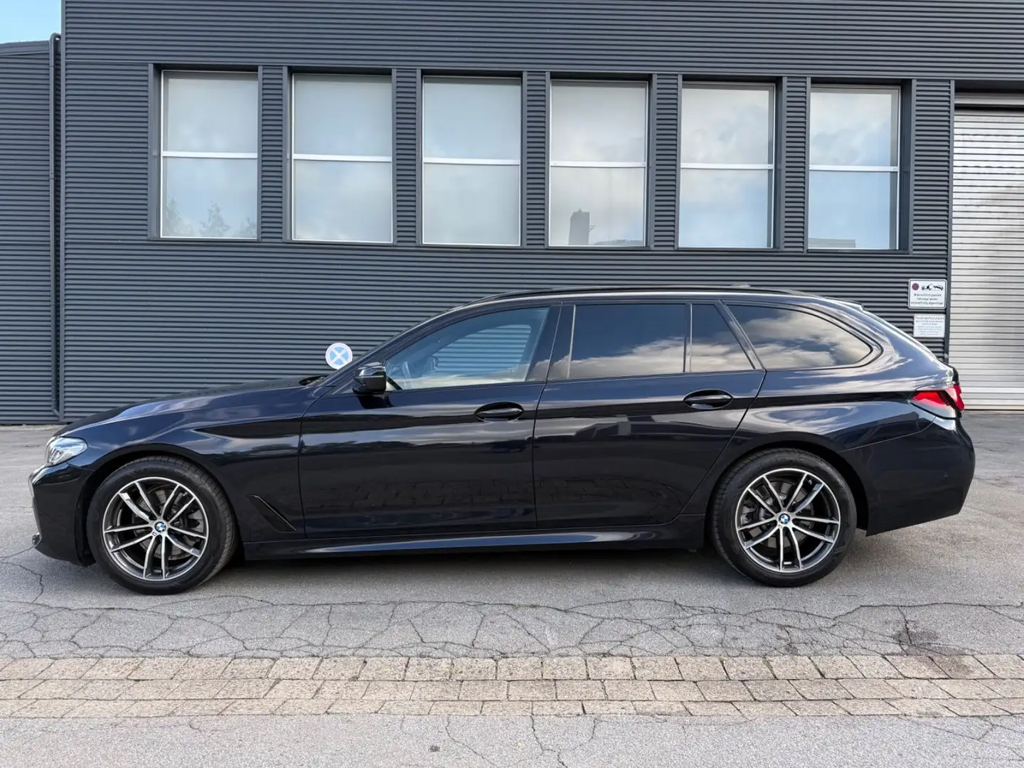 BMW 520 d Touring M Sport Pano H/K R-Cam ACC HUD 18 Schwarz - 2
