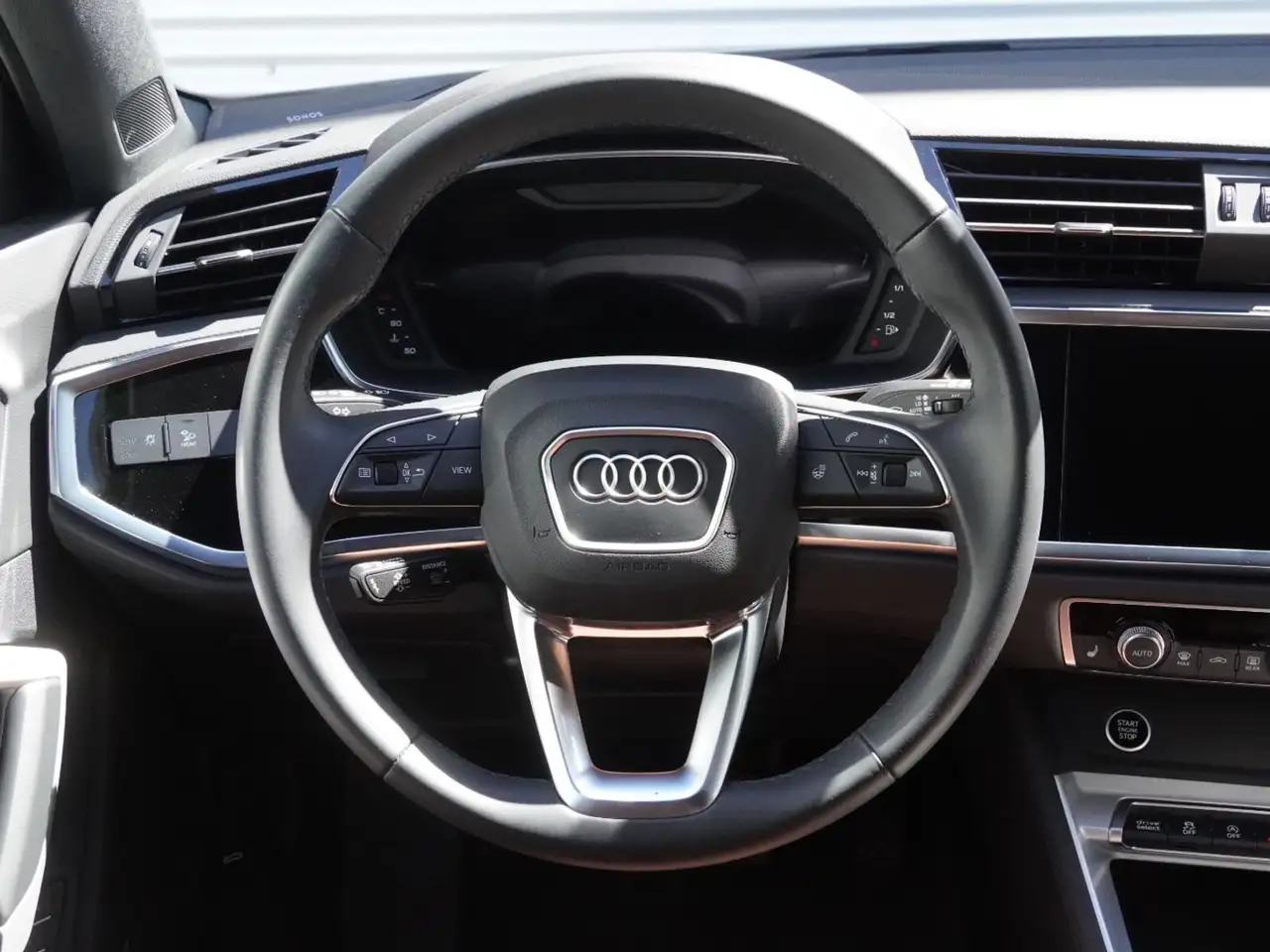 Audi Q3 снимка Audi Q3