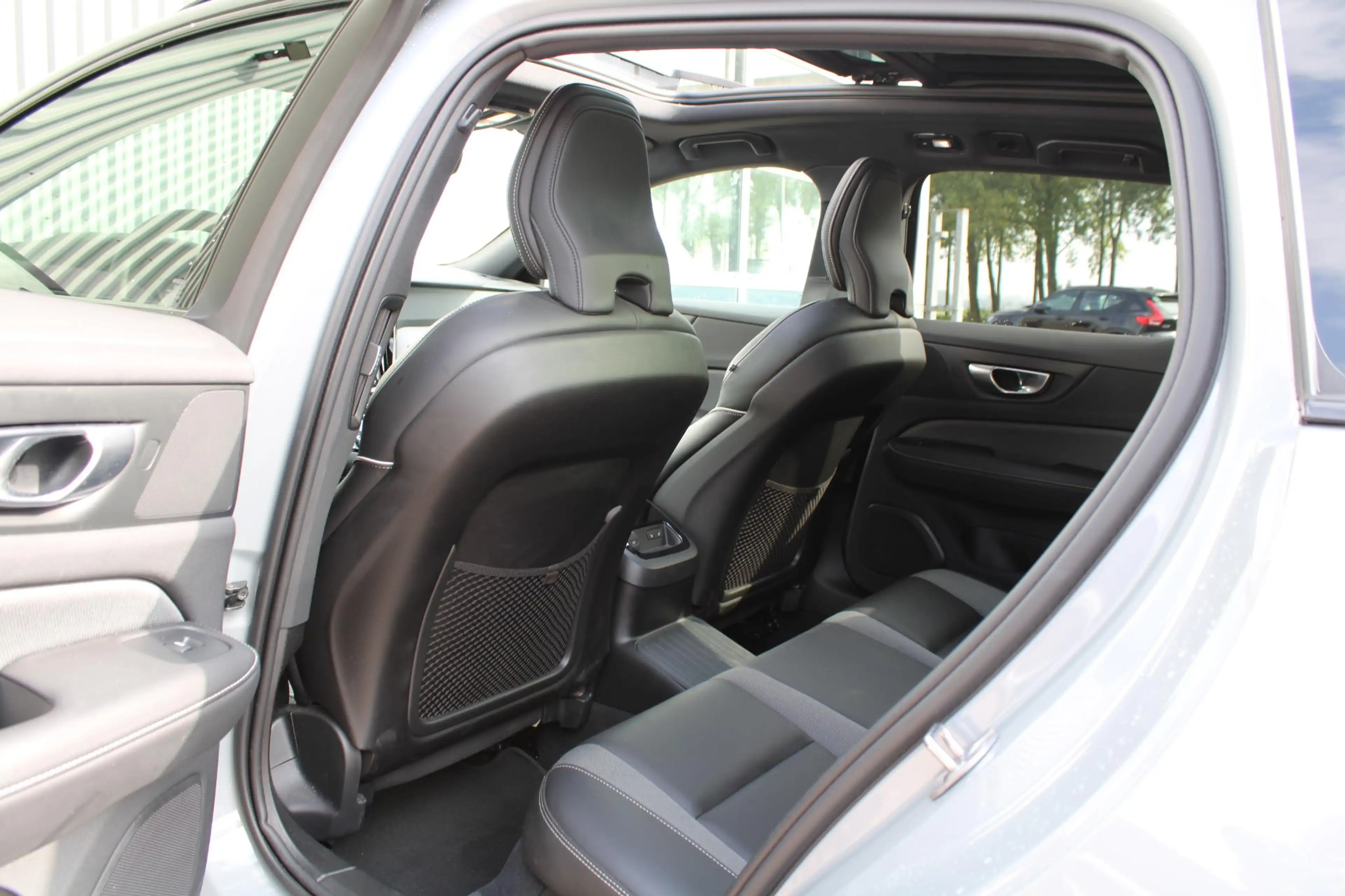 Volvo V60 2.0 T8 Plug-in hybrid AWD Plus Dark | Panoramadak — photo 12