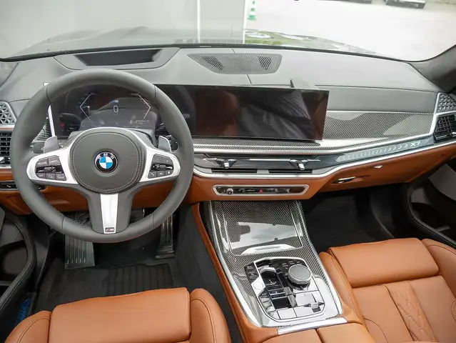 BMW X7 view 5